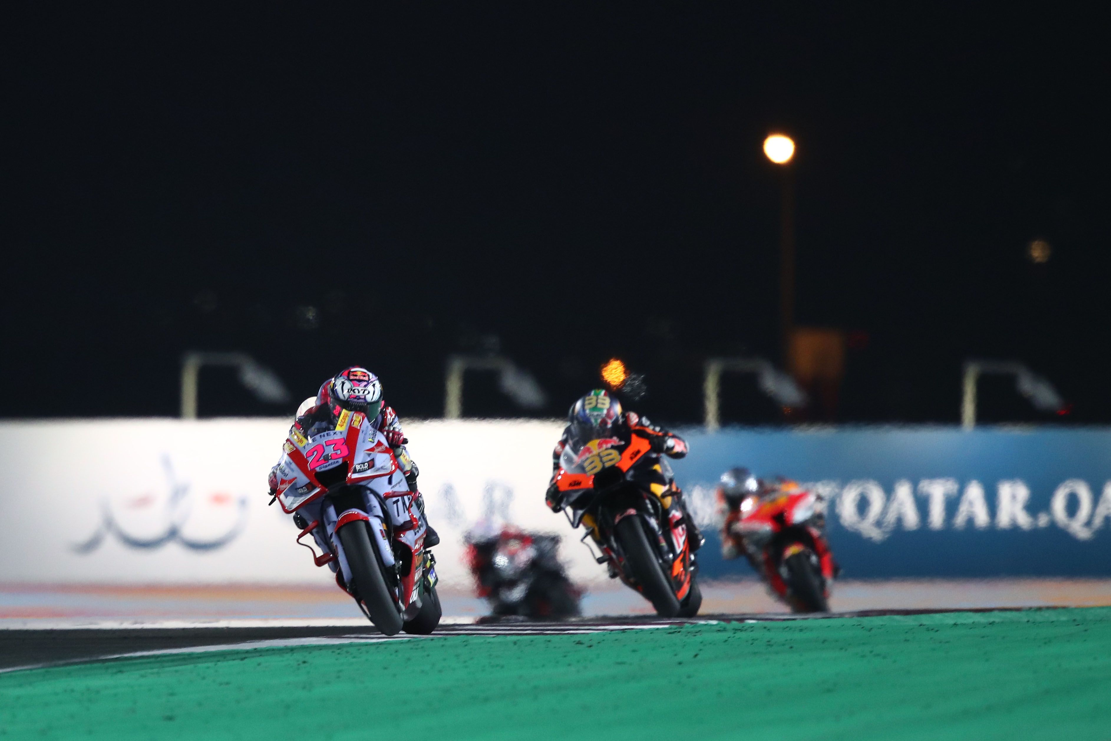 Enea Bastianini gana en Qatar por la memoria de Fausto Gresini