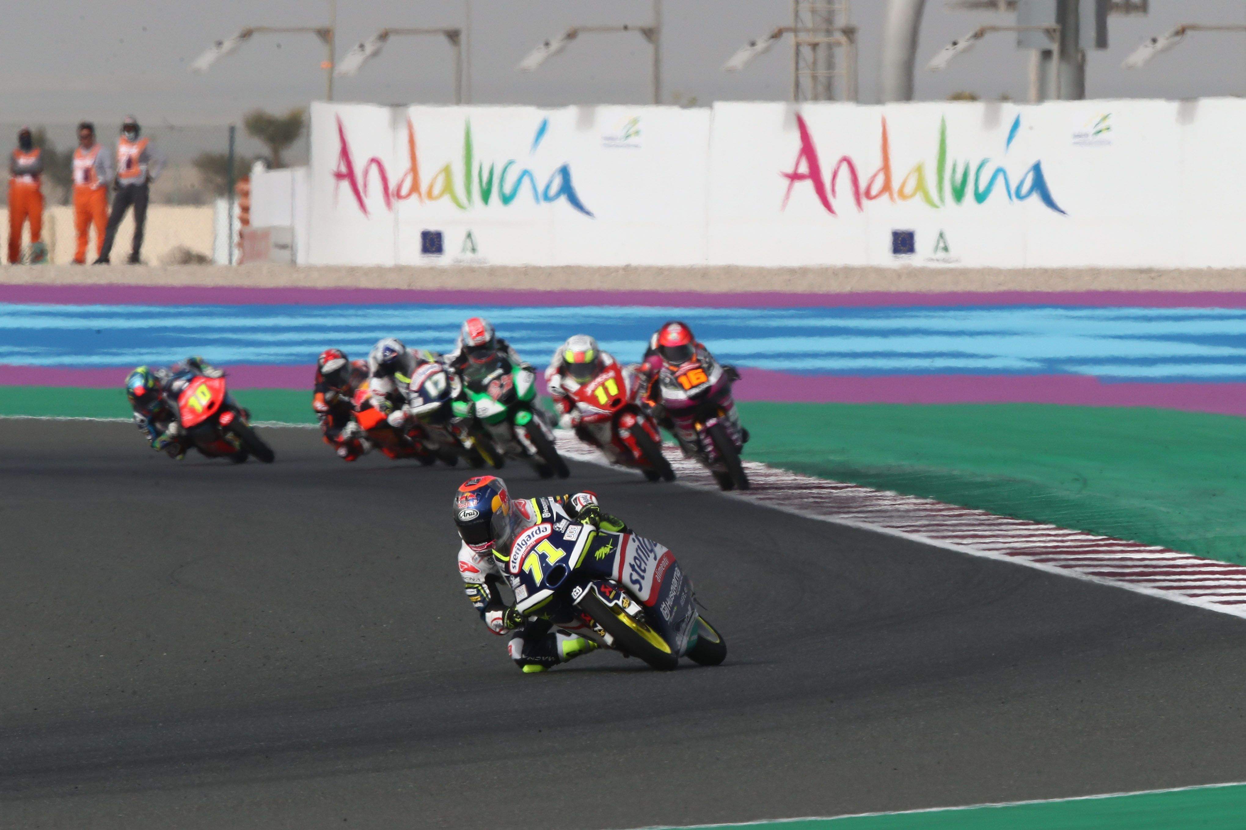 Ayumu Sasaki se escapa en solitario en Moto3