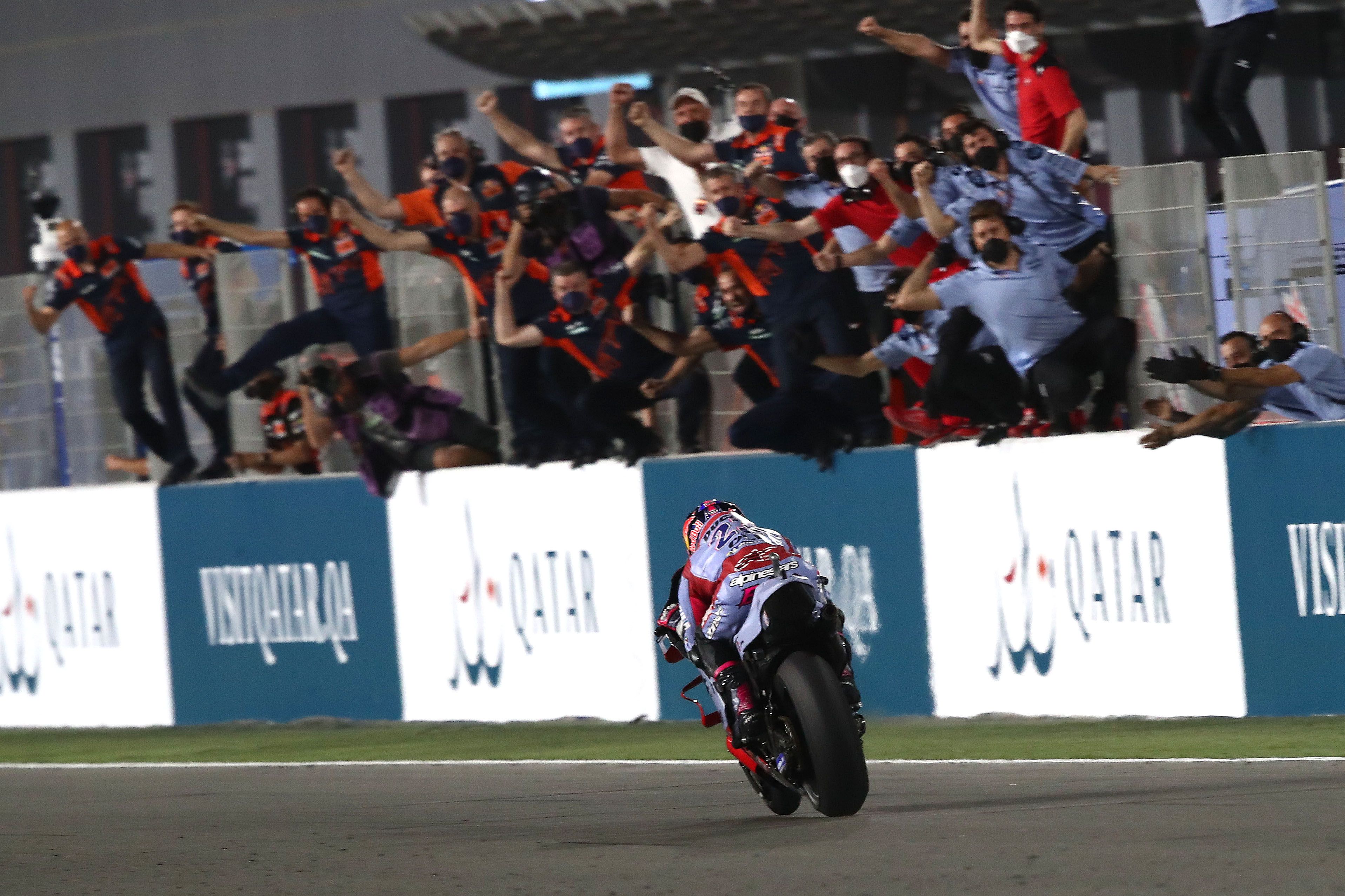 El Gresini Racing festeja la victoria de Enea Bastianini