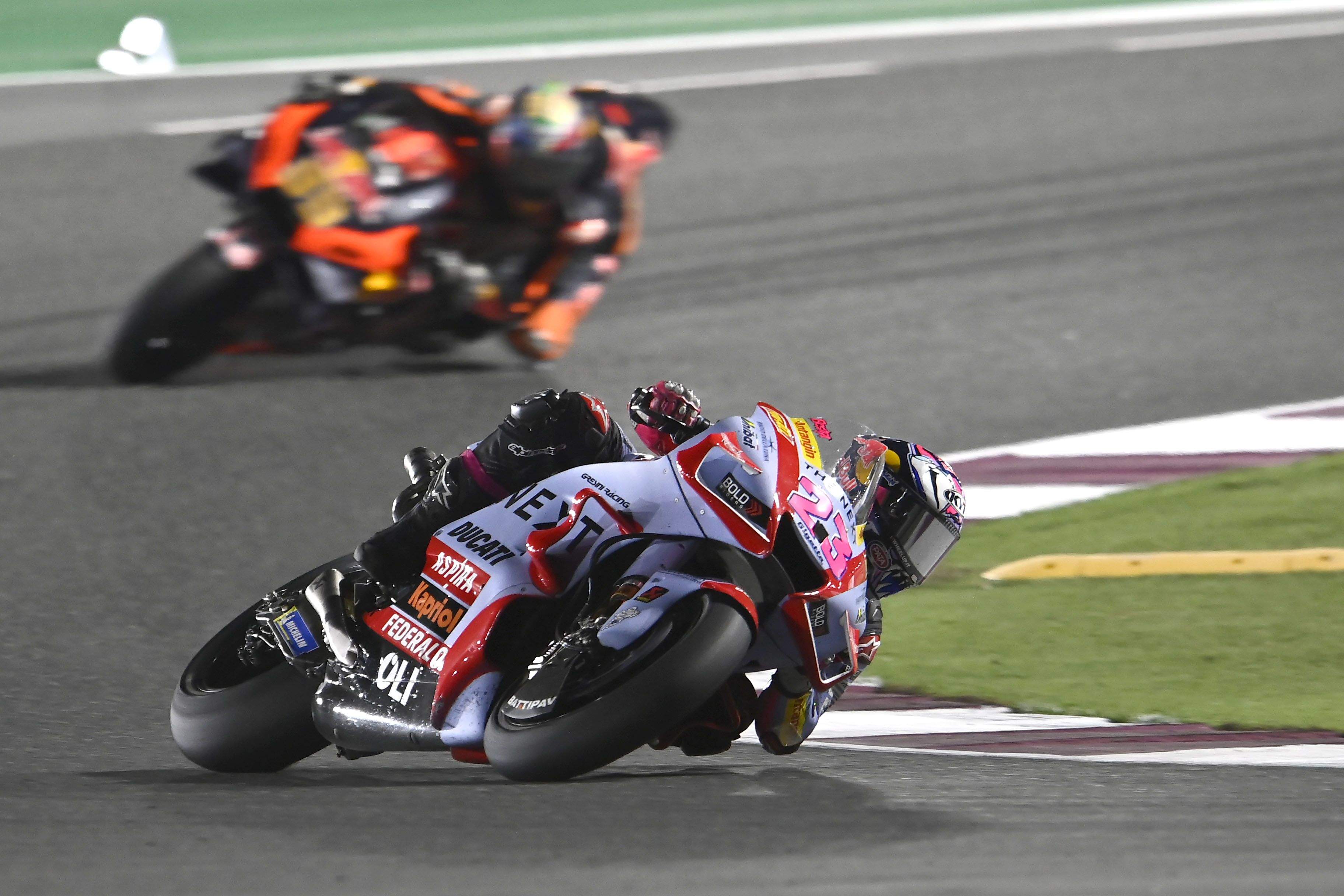 Enea Bastianini gestiona la ventaja ante Brad Binder