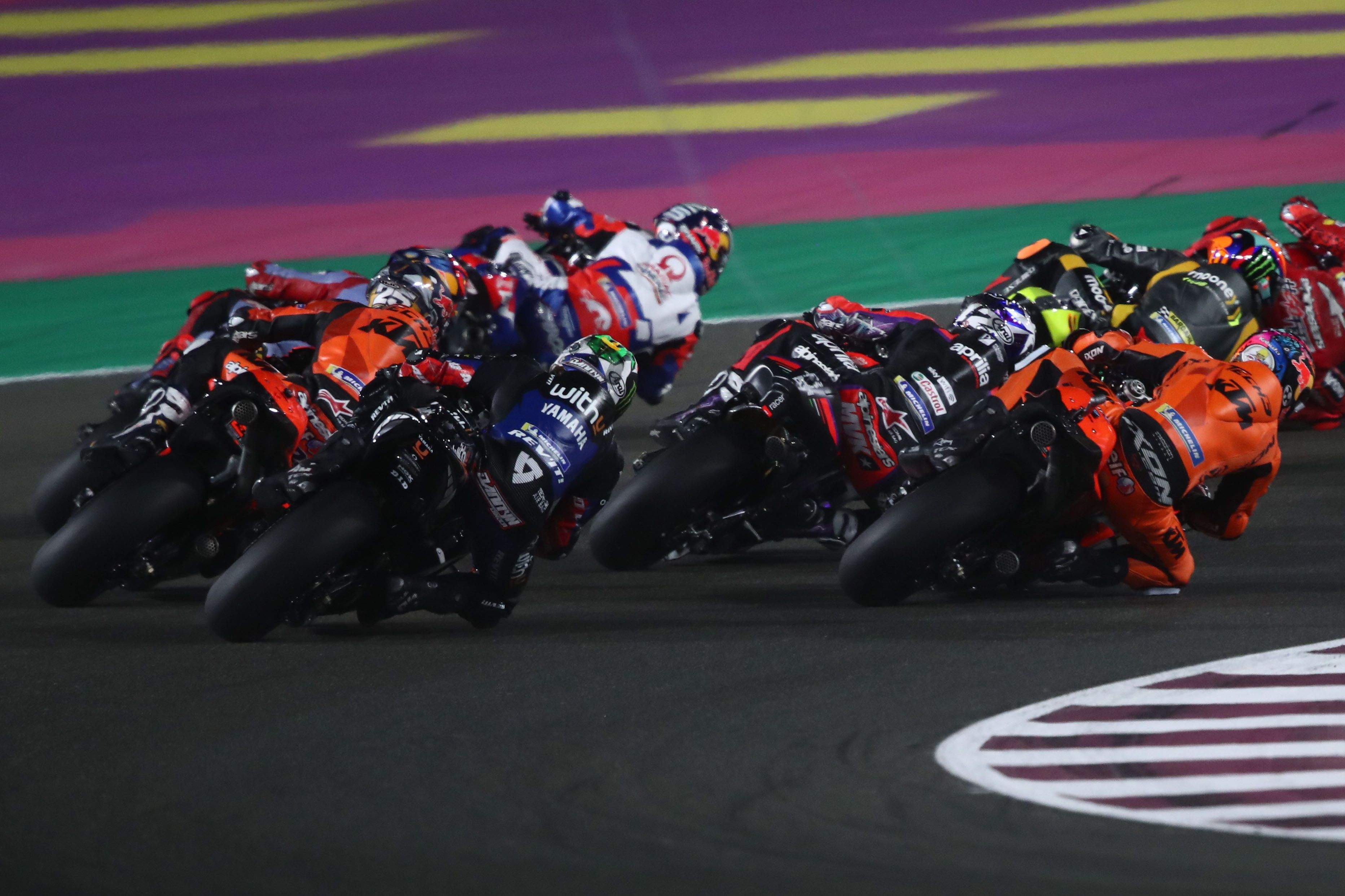 La zona trasera del grupo en la salida de MotoGP en Qatar