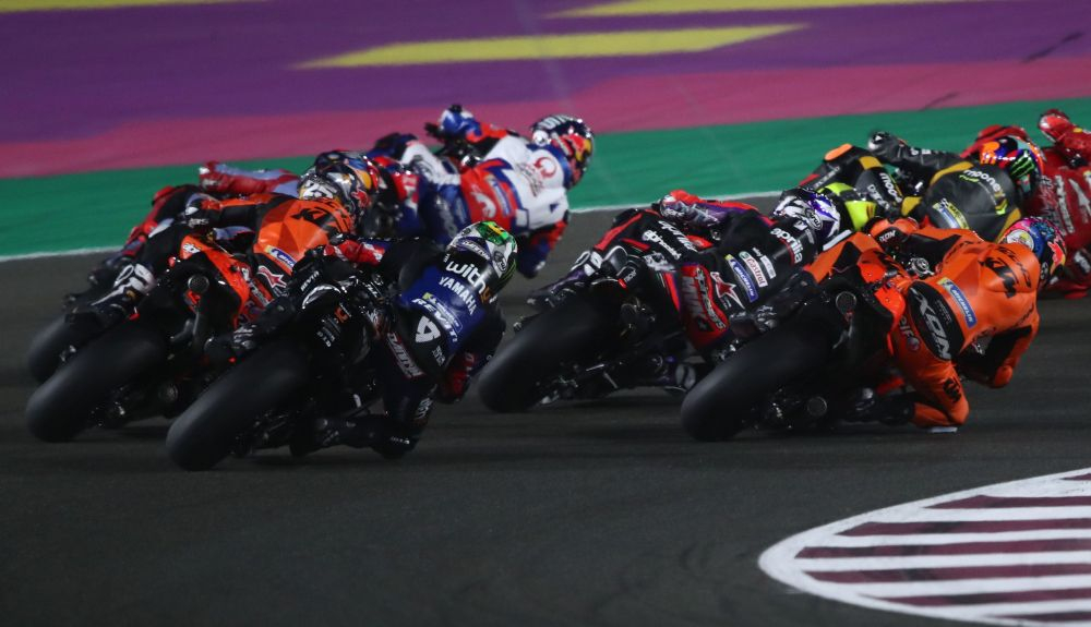 La zona trasera del grupo en la salida de MotoGP en Qatar