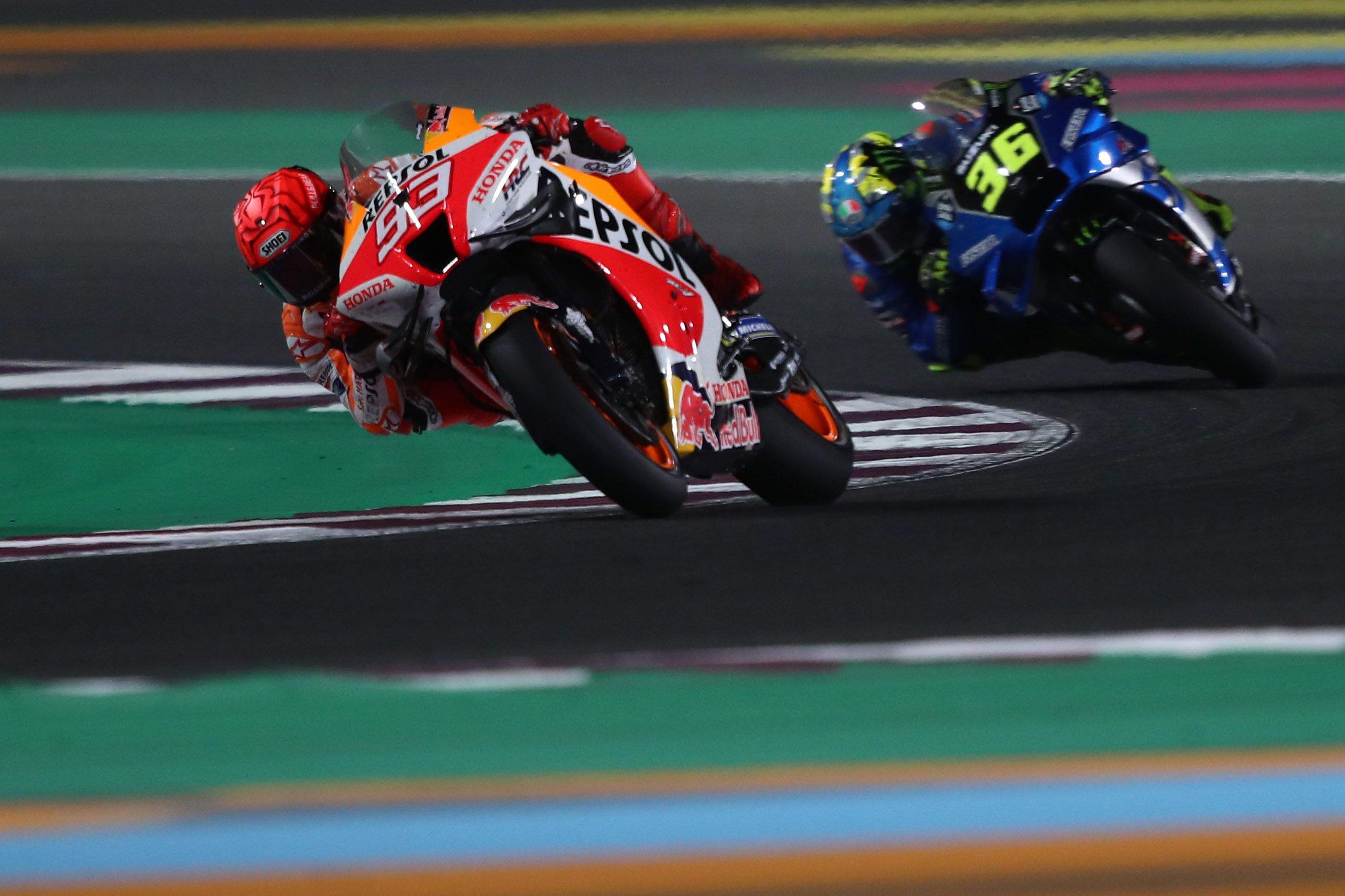 Marc Márquez perseguido por Joan Mir