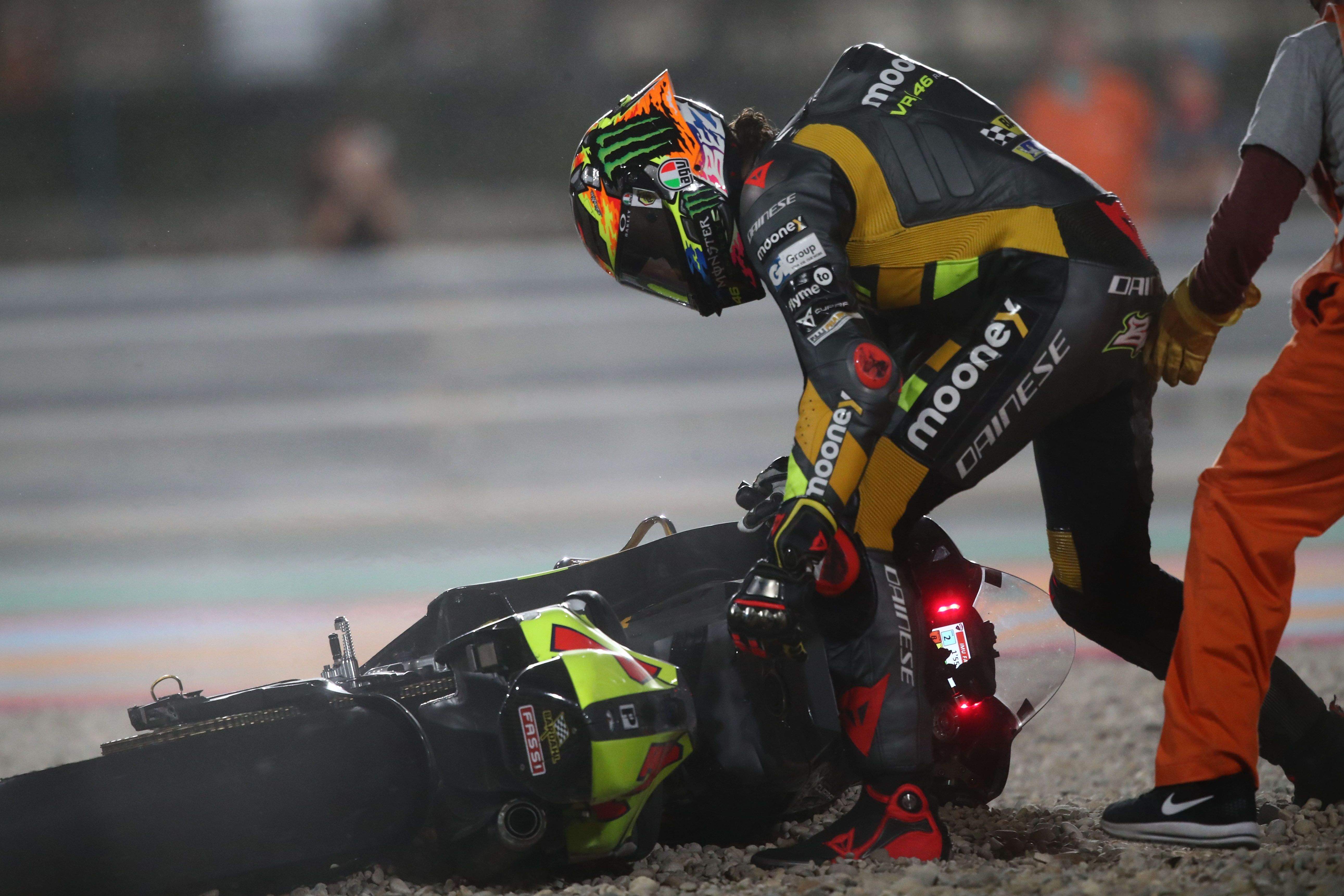 Marco Bezzecchi acabó en el suelo en su debut en MotoGP