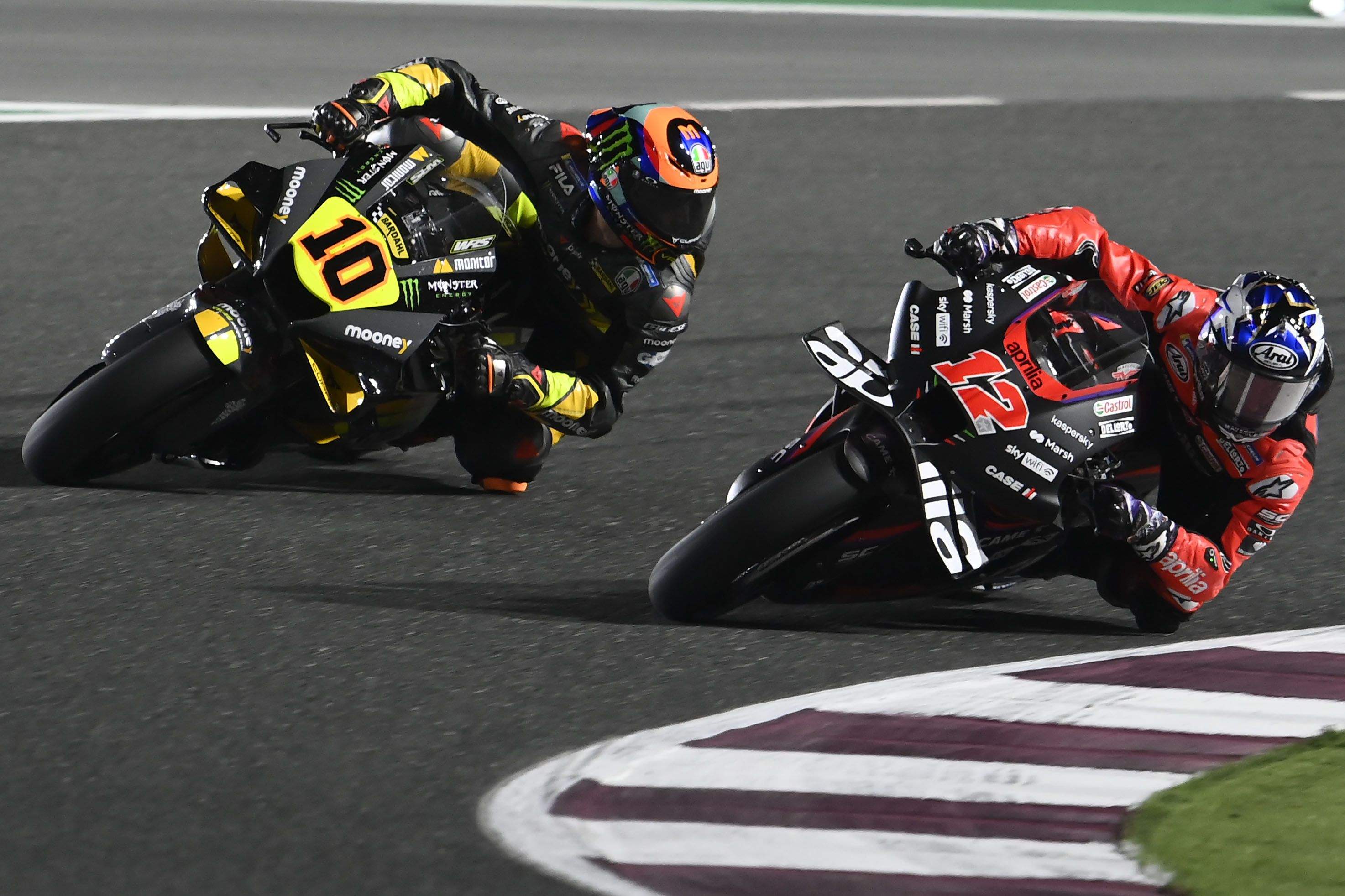 Maverick Viñales supera a Luca Marini por el interior