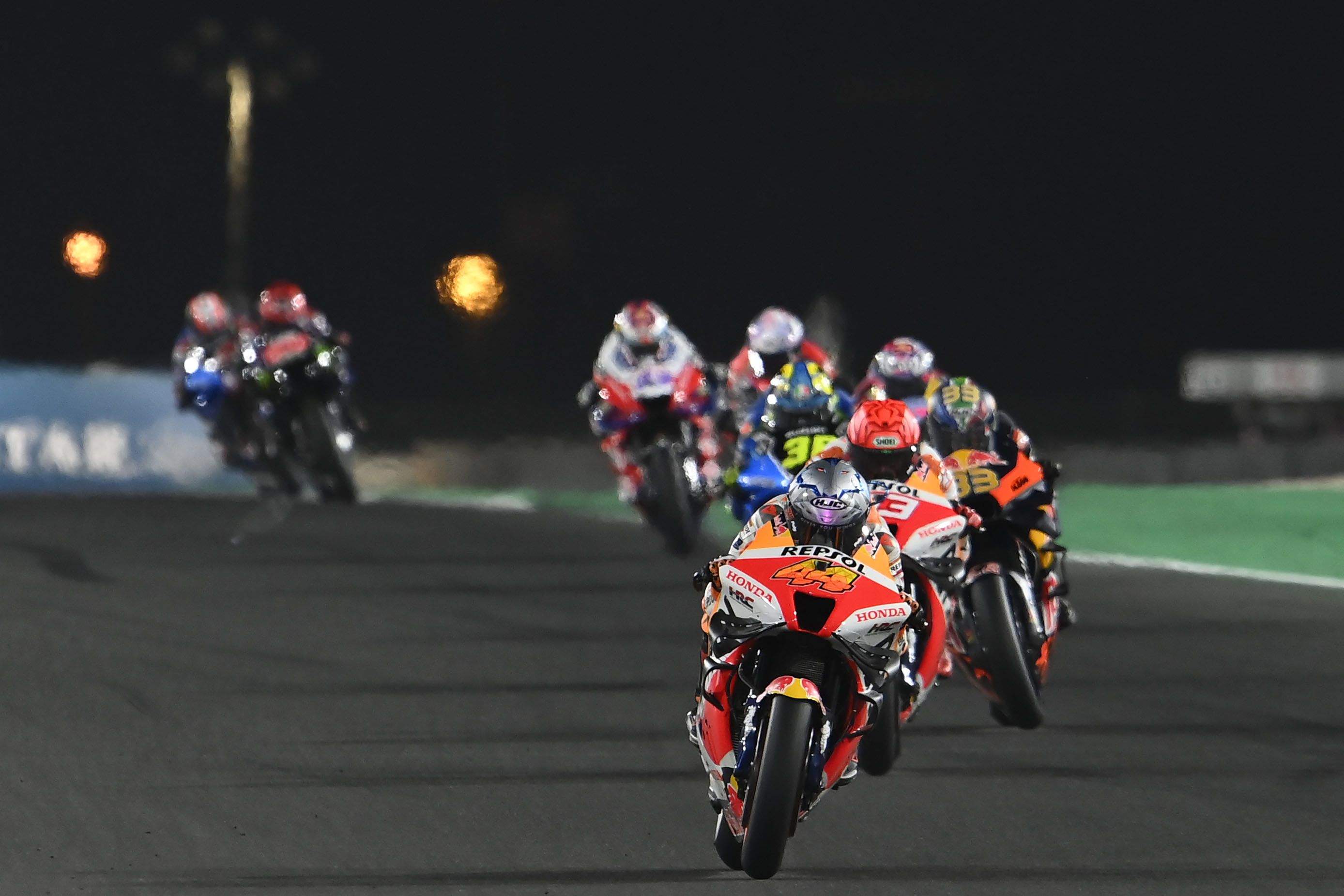 Pol Espargaró comanda la carrera ante Marc Márquez y Brad Binder