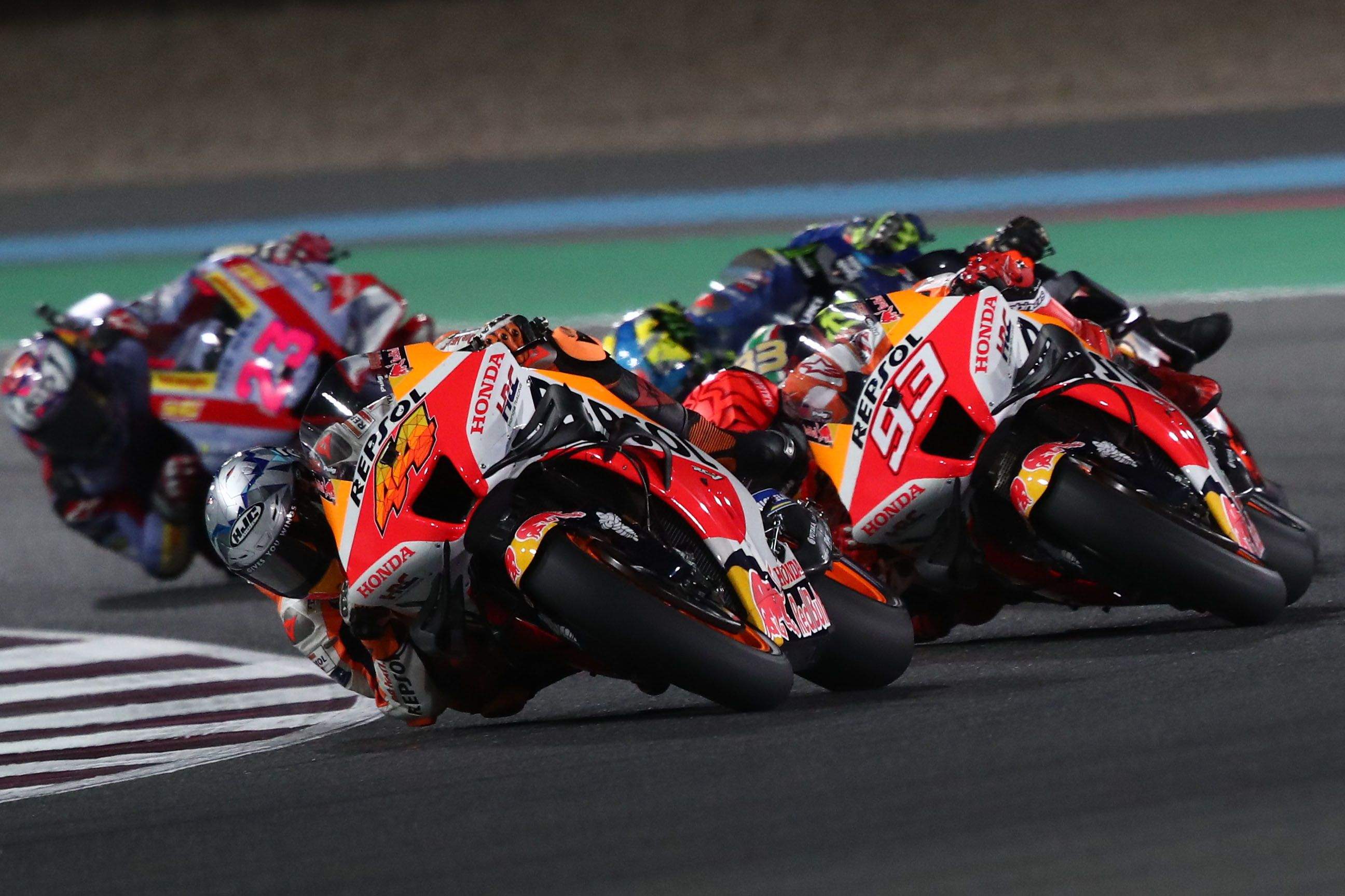 Pol Espargaró lidera la carrera seguido por Marc Márquez