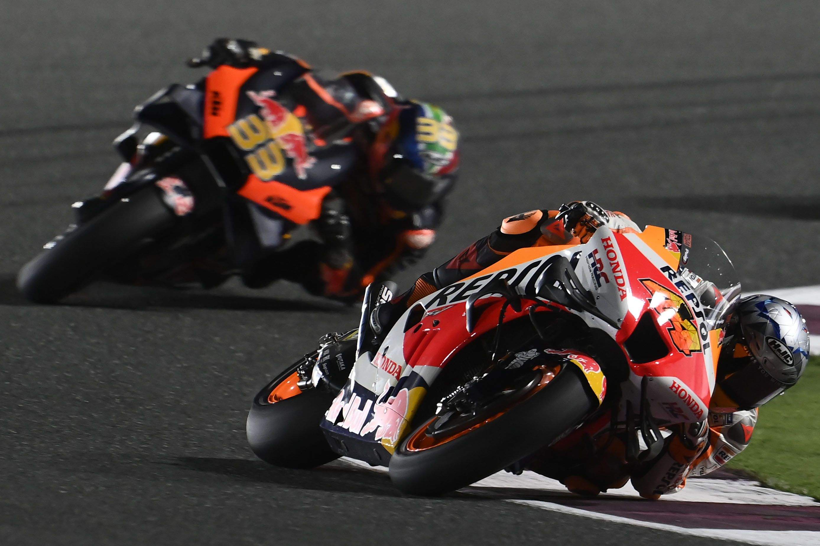 Pol Espargaró perseguido por Brad Binder