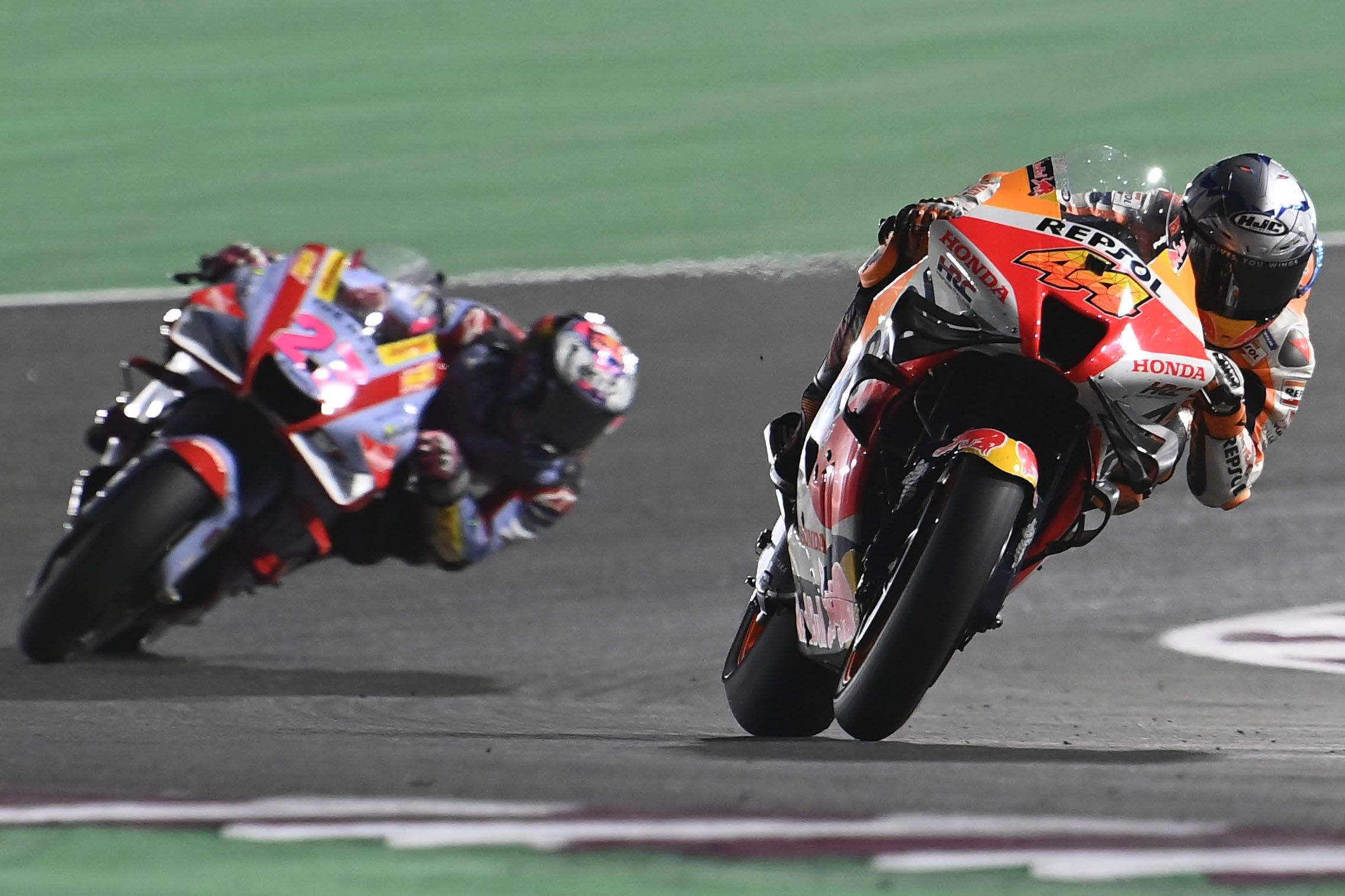 Pol Espargaró trata de mantener el hueco sobre Enea Bastianini