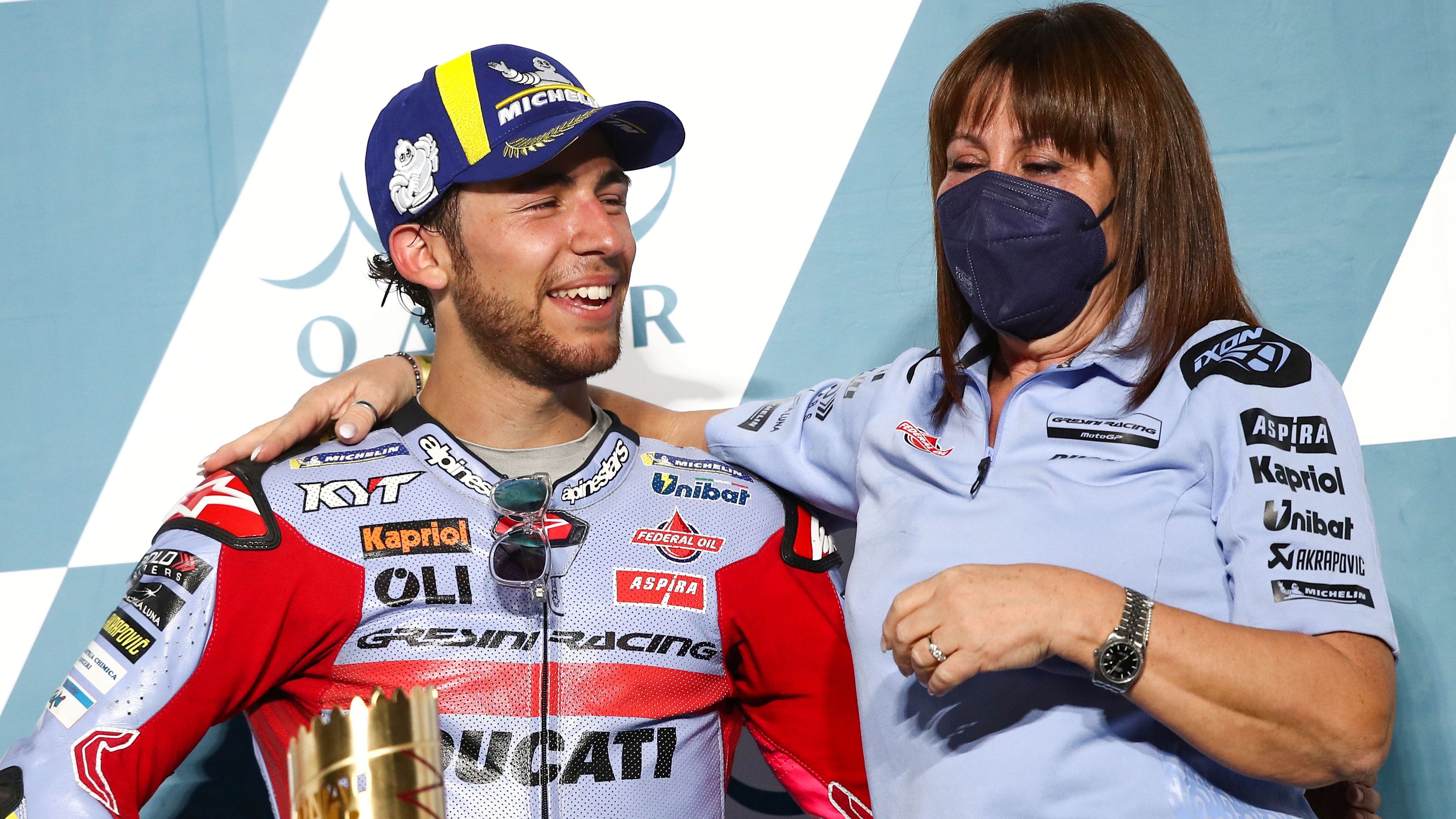 Enea Bastianini y Nadia Padovani en el podio de MotoGP Qatar 2022