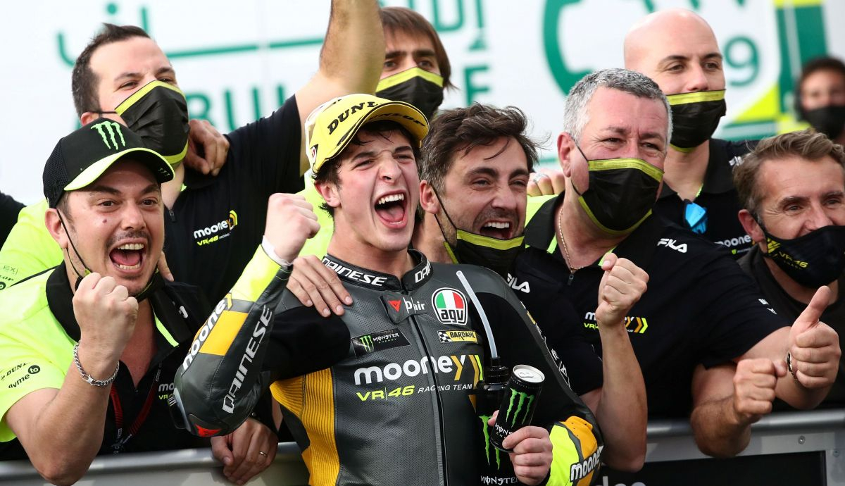 Celestino Vietti festeja la victoria junto al Mooney VR46 Racing Team