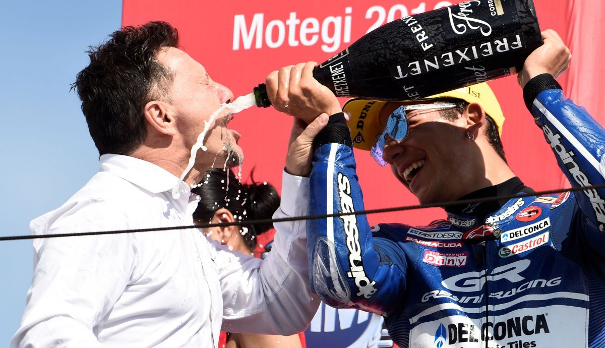 Fausto Gresini con Enea Bastianini en el podio de Japón 2016 Fausto Gresini con Enea Bastianini en el podio de Japón 2016