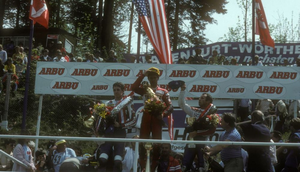 Spencer, Lawson y Mamola en Salzburgring. Fuente: Gold & Goose Spencer, Lawson y Mamola en Salzburgring. Fuente: Gold & Goose