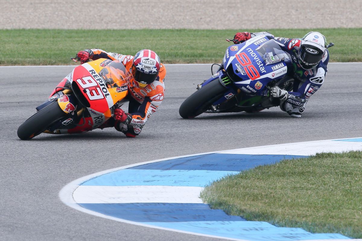 Marc Márquez por delante de Jorge Lorenzo en Indianápolis. Fuente: Gold & Goose