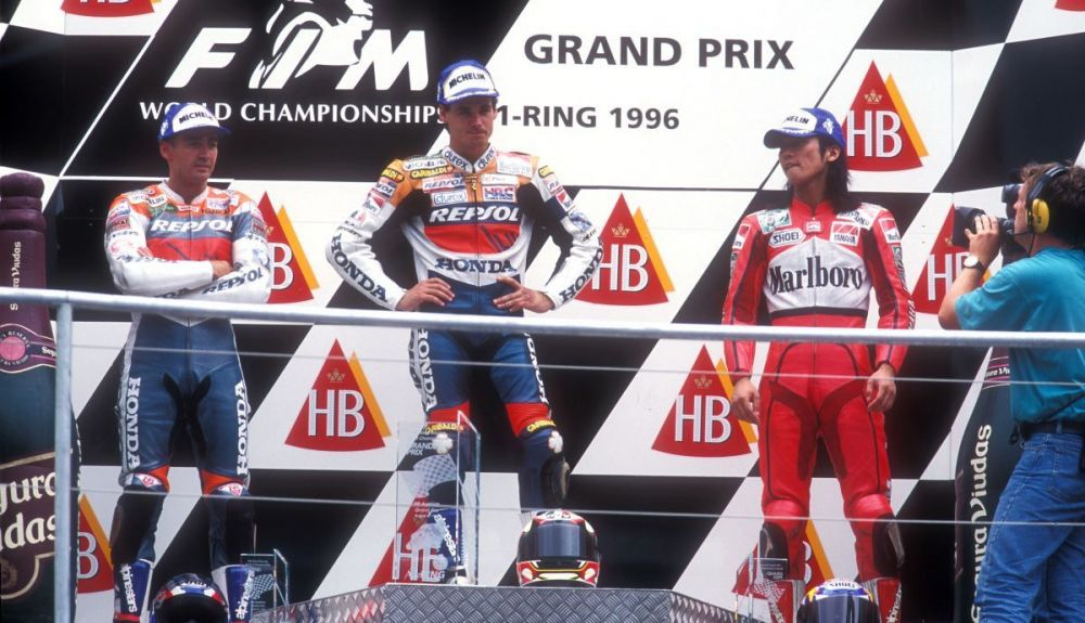Podio de la carrera de 500 cc en 1996. Fuente: Gold & Goose Podio de la carrera de 500 cc en 1996. Fuente: Gold & Goose