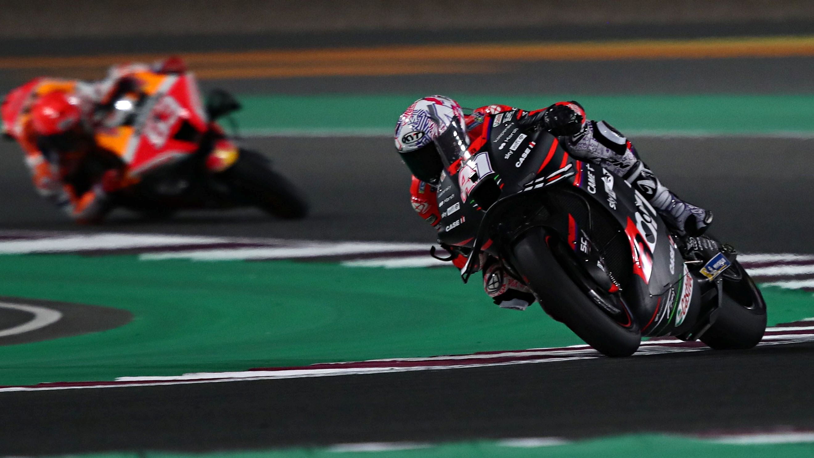 Aleix Espargaró se va de Marc Márquez rumbo al quinto puesto en Qatar 2022