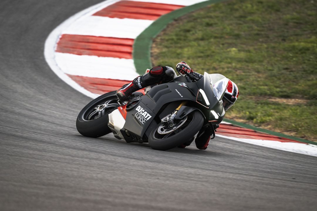 Ducati Panigale V4 SP2 2022 Accion (3) resultado