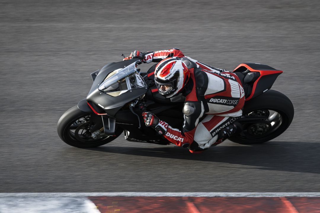 Ducati Panigale V4 SP2 2022 Accion (7) resultado