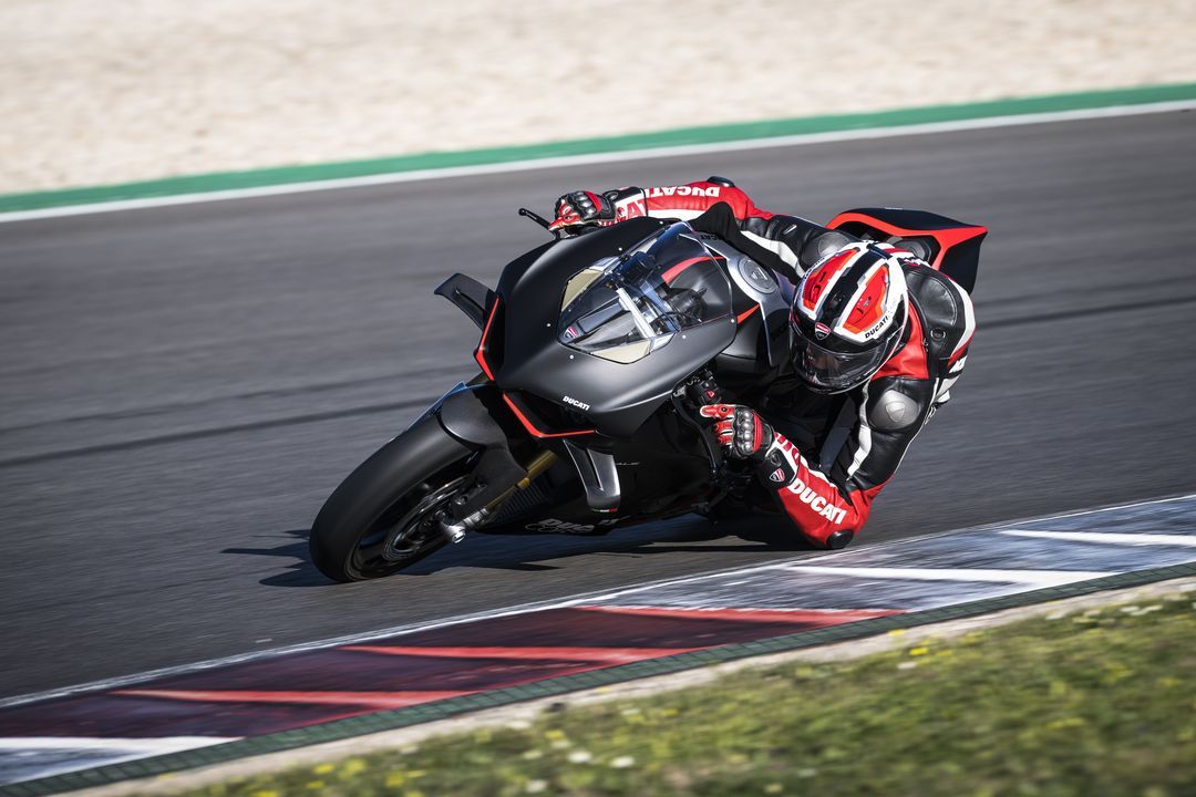 Ducati Panigale V4 SP2 2022 Accion (8) resultado