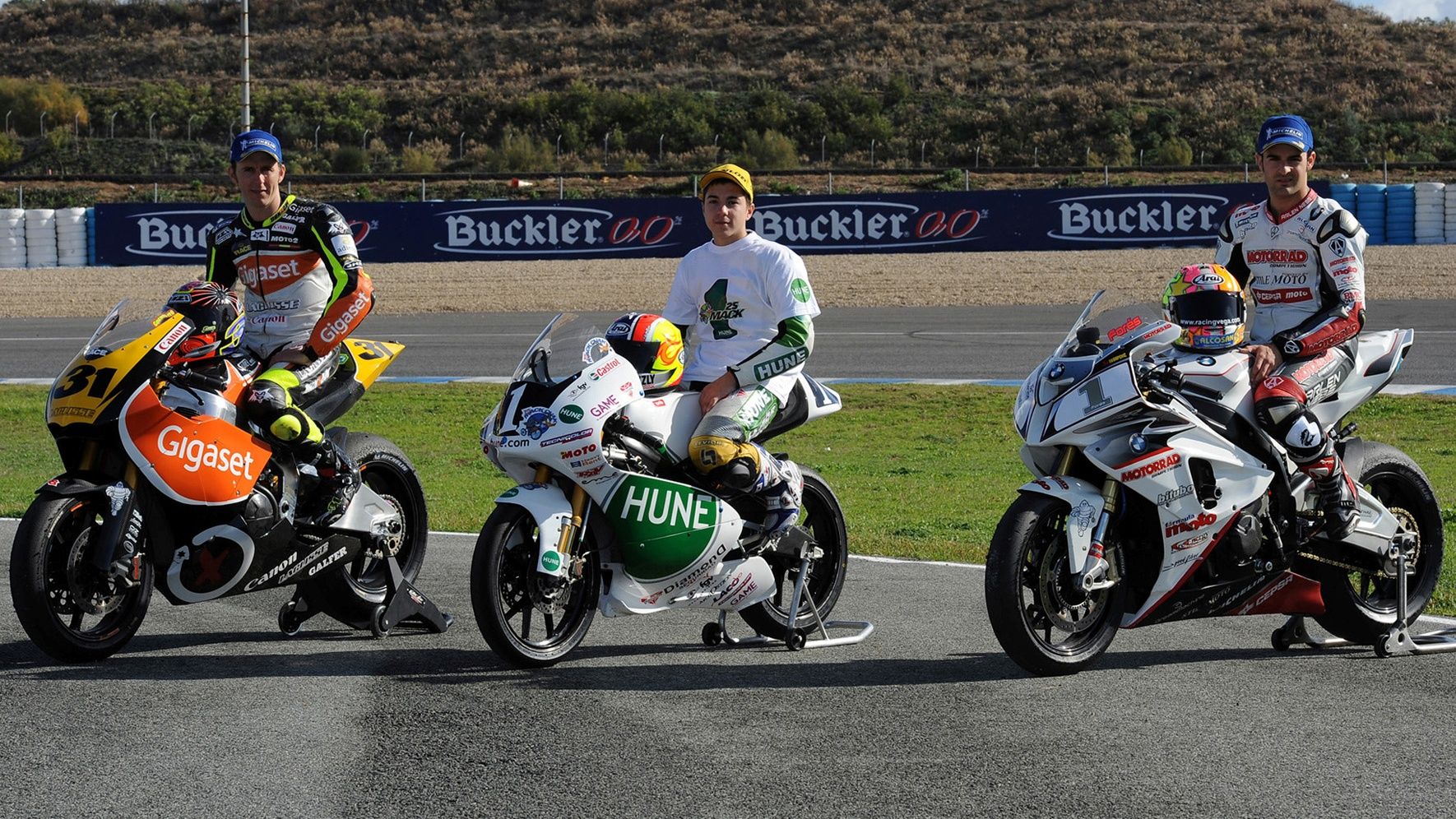 Carmelo Morales, Xavi Forés y Maverick Viñales, 2010, foto campeones CEV