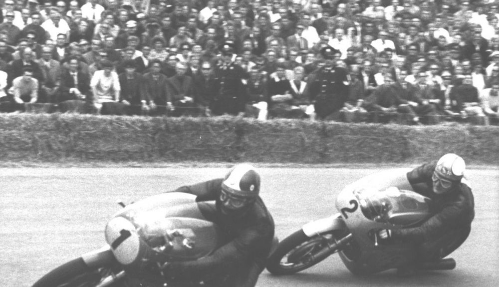La rivalidad de Giacomo Agostini y Mike Hailwood en el GP de Países Bajos (Assen) en 1967. Fuente: Maurice Büla © FIM La rivalidad de Giacomo Agostini y Mike Hailwood en el GP de Países Bajos (Assen) en 1967. Fuente: Maurice Büla © FIM