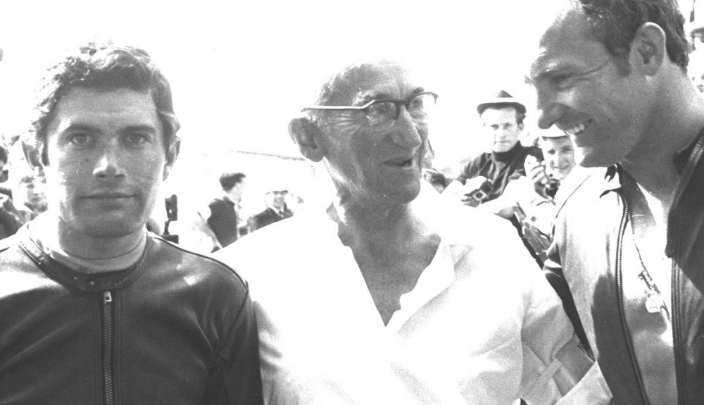 Giacomo Agostini, Stanley Woods y Mike Hailwood. Fuente: Maurice Büla © FIM Giacomo Agostini, Stanley Woods y Mike Hailwood. Fuente: Maurice Büla © FIM