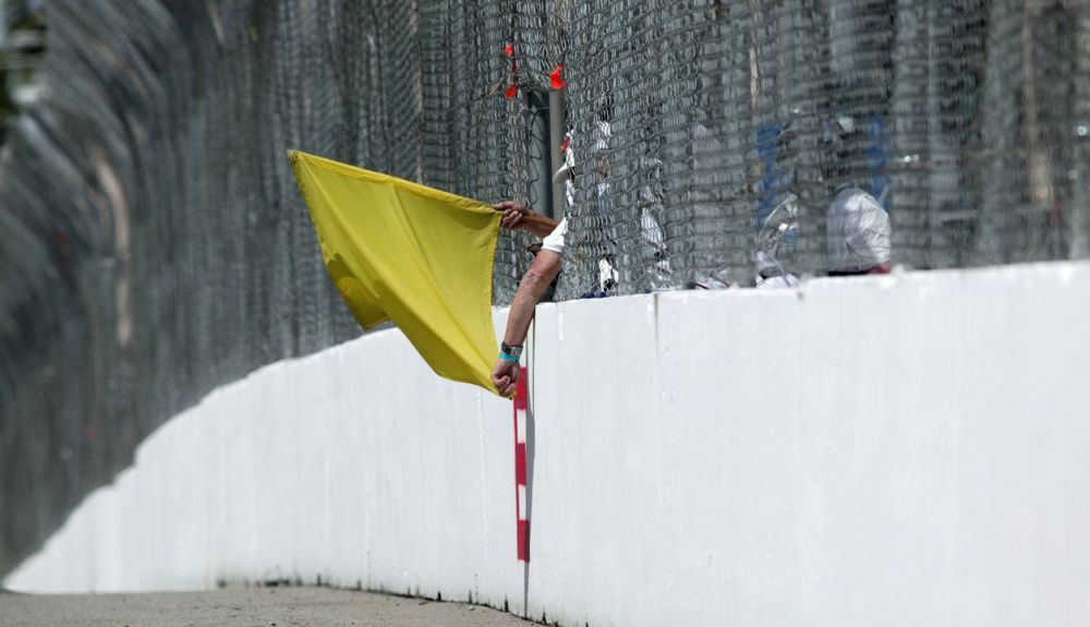 La bandera amarilla señala que hay peligro en la pista. Fuente: iStock/Hirkophoto