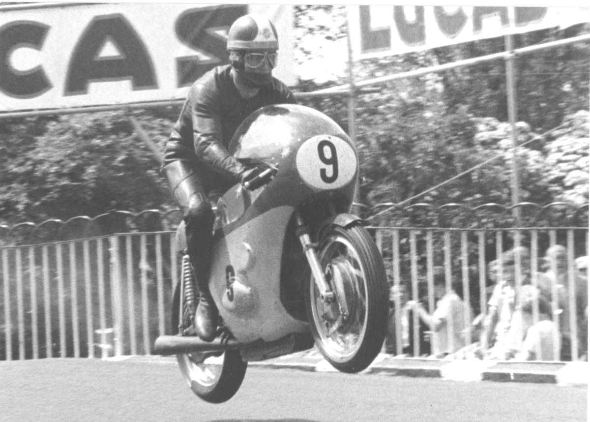 Giacomo Agostini en la carrera de 500 cc en el TT de la Isla de Man de 1967. Fuente: Maurice Büla © FIM