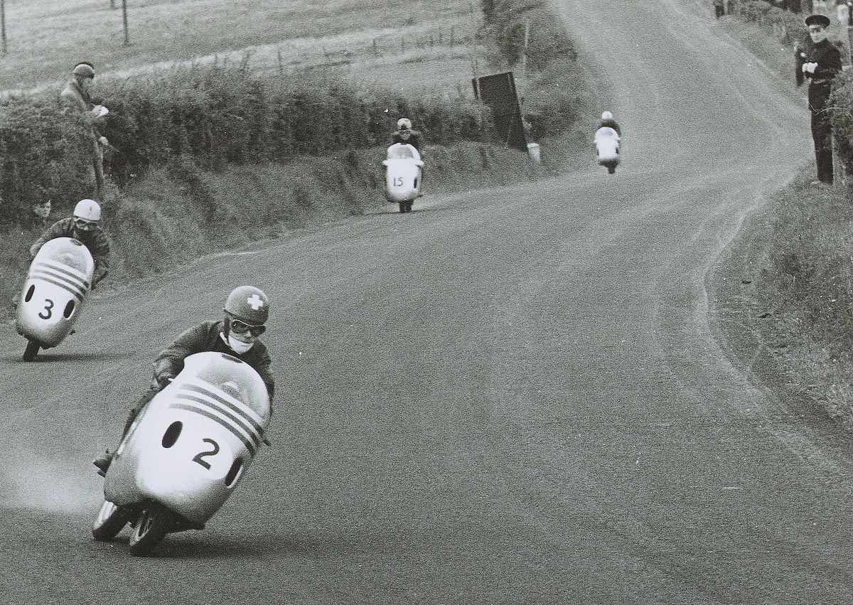 Carrera de 125 cc en el UlsterGP de 1956 con Luigi Taveri, Carlo Ubbiali, Sammy Miller y Bob Coleman. Fuente: Maurice Büla Collection © FIM