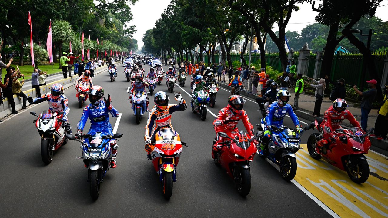 Los pilotos de MotoGP desfilan por las calles abarrotadas de Yakarta.