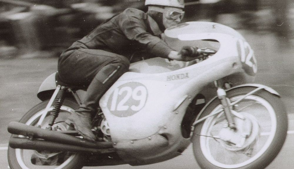 Bob McIntyre en la carrera de 250 cc en Ulster Grand Prix de 1961. Fuente: Maurice Büla Collection © FIM Bob McIntyre en la carrera de 250 cc en Ulster Grand Prix de 1961. Fuente: Maurice Büla Collection © FIM