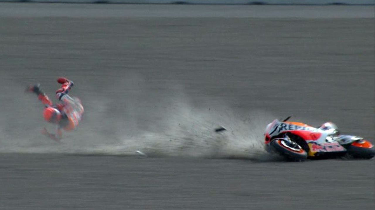 El momento en el que Marc Márquez se iba al suelo en el final del FP2.