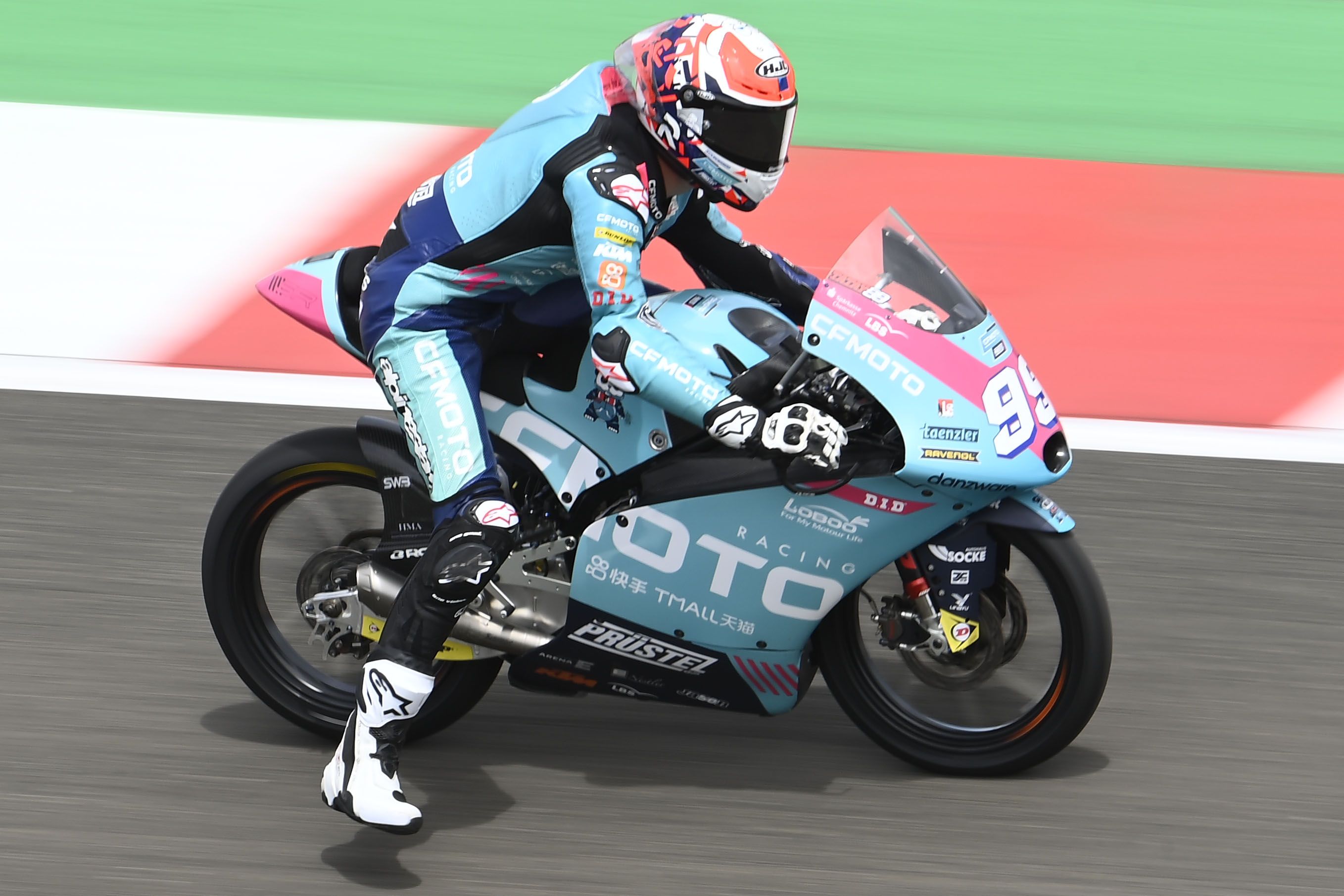 Carlos Tatay se estrena en una pole en Indonesia