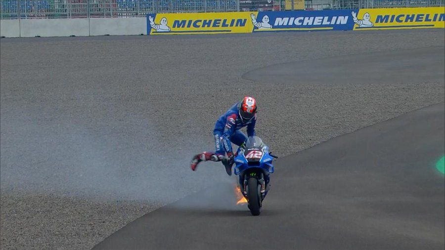 ¡Qué susto! Álex Rins se tira de su Suzuki en llamas (vídeo)