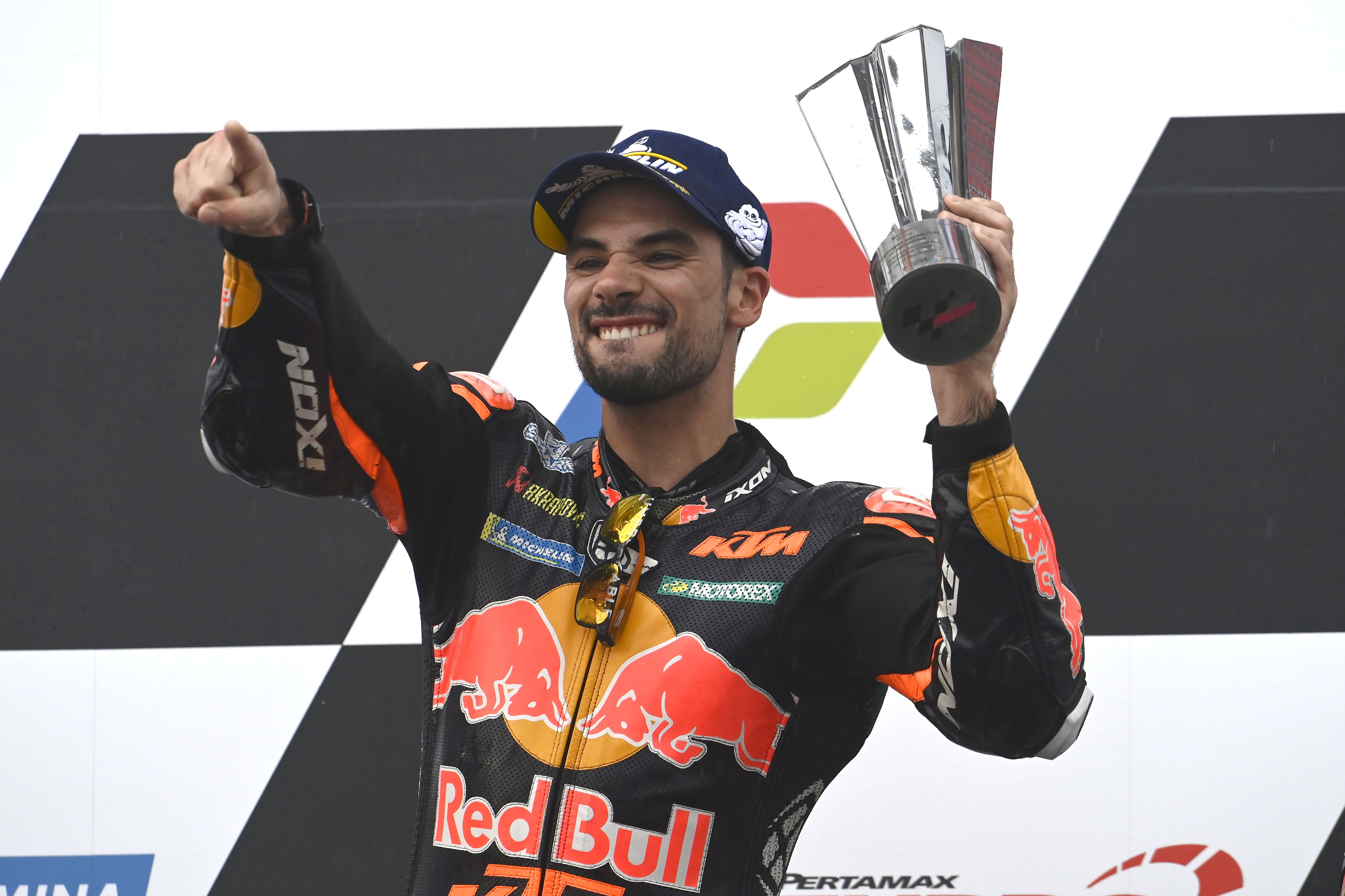 Miguel Oliveira celebra su victoria en el Gran Premio de Indonesia.