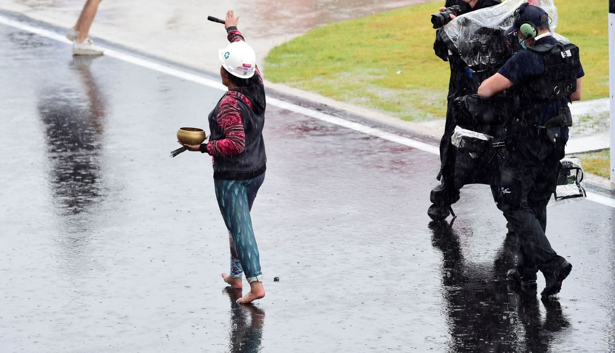 El ritual para detener la lluvia con un cuenco fue uno de los momentos del GP de Indonesia El ritual para detener la lluvia con un cuenco fue uno de los momentos del GP de Indonesia