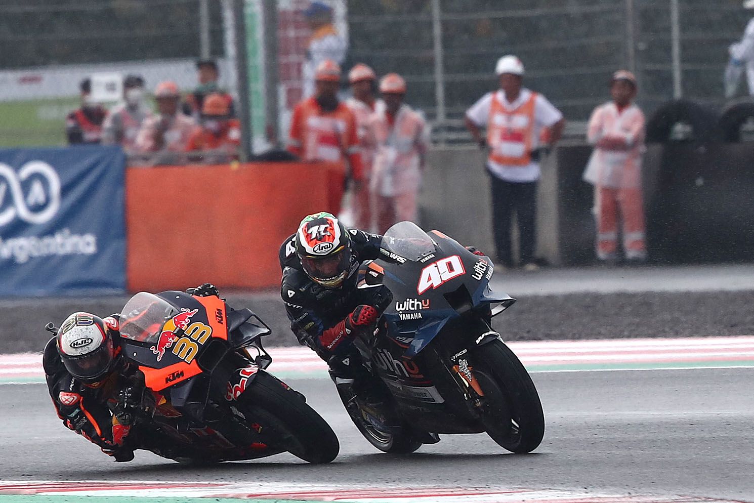 Brad Binder mete la moto a su hermano Darryn Binder