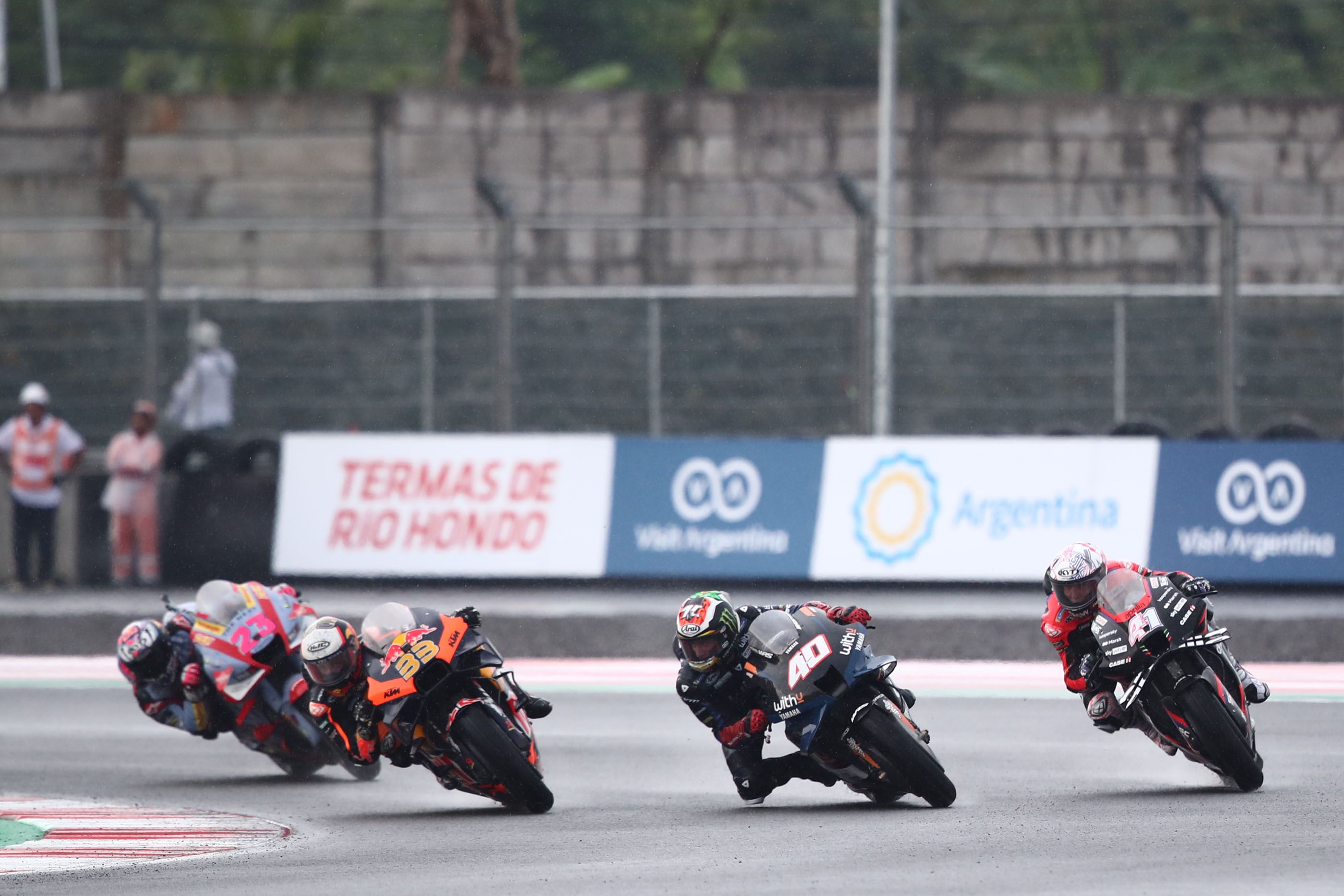 Brad Binder supera a Darryn Binder y Aleix Espargaró en presencia de Enea Bastianini