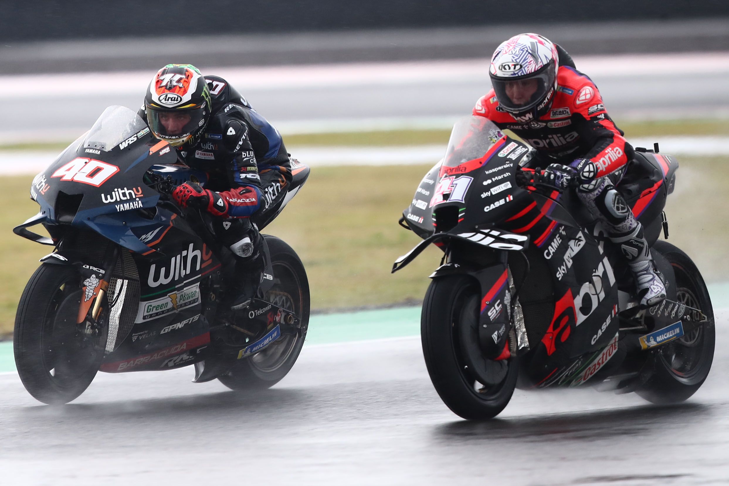 Darryn Binder y Aleix Espargaró en paralelo