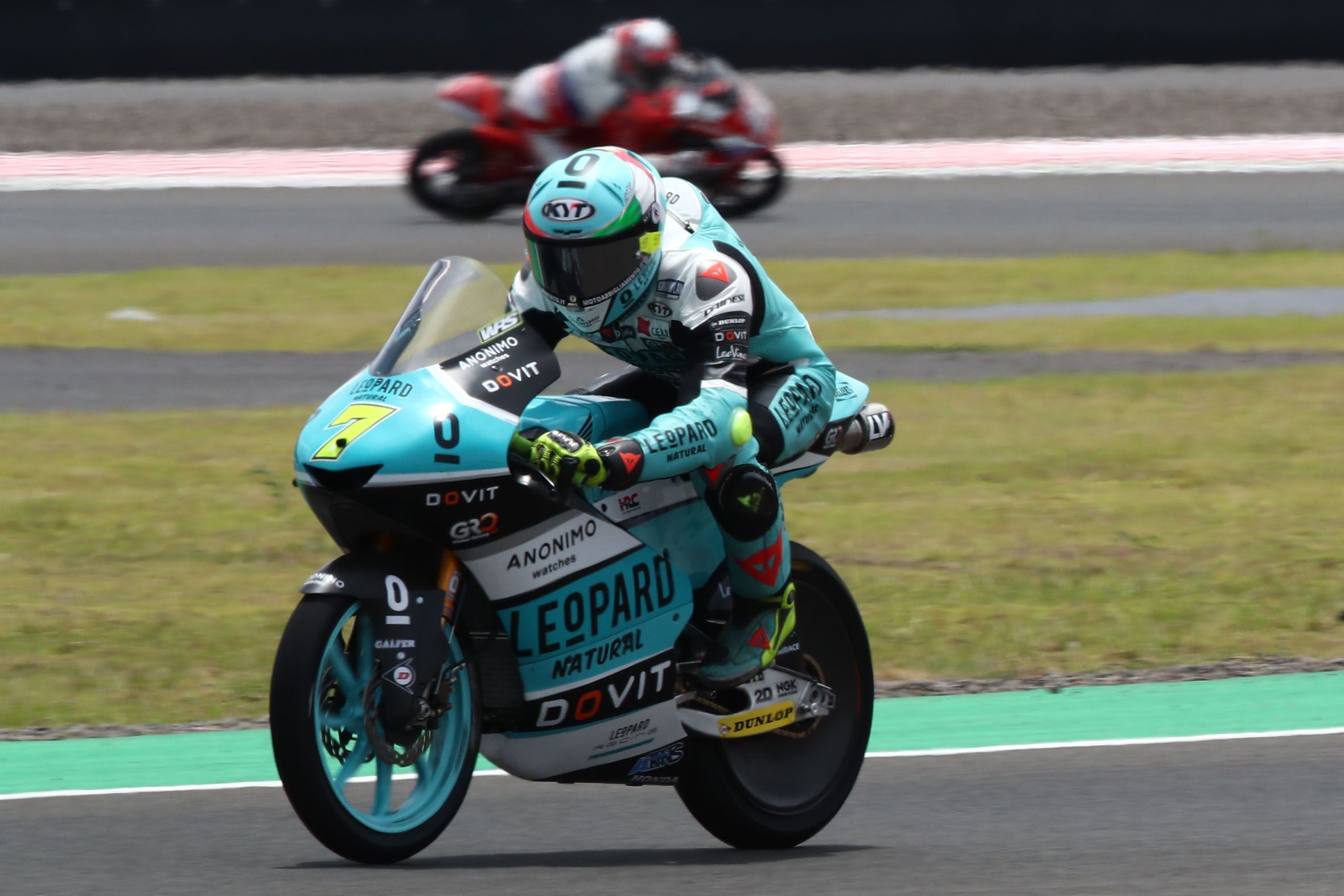 Dennis Foggia se escapa rumbo a la victoria