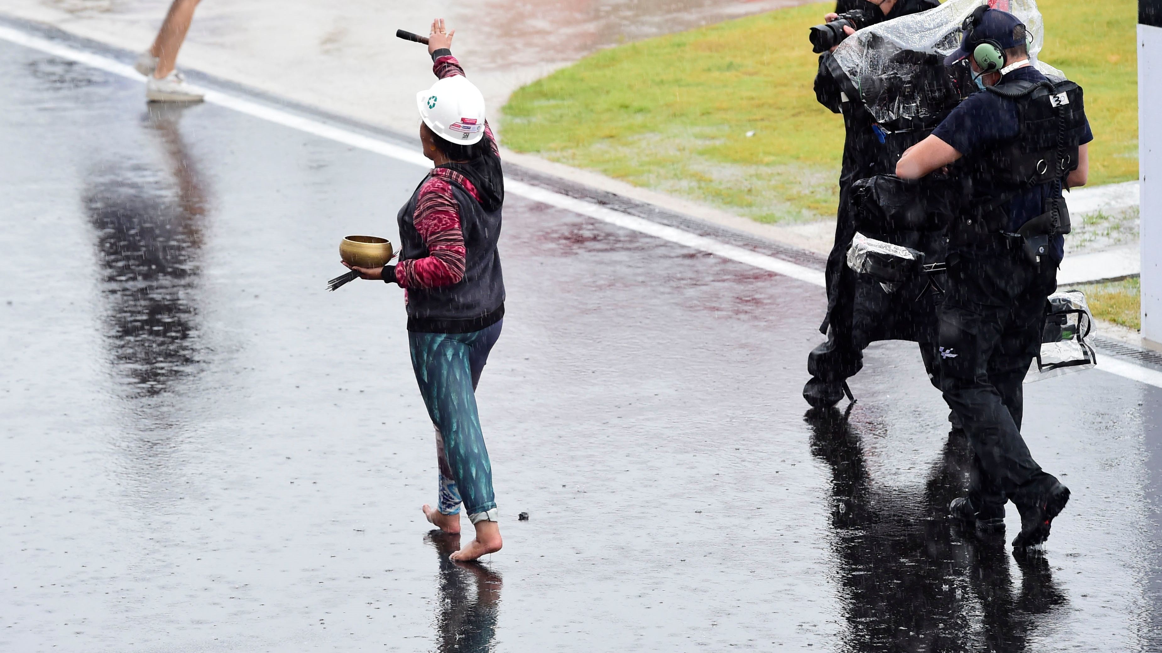 El ritual para detener la lluvia con un cuenco fue uno de los momentos del GP de Indonesia