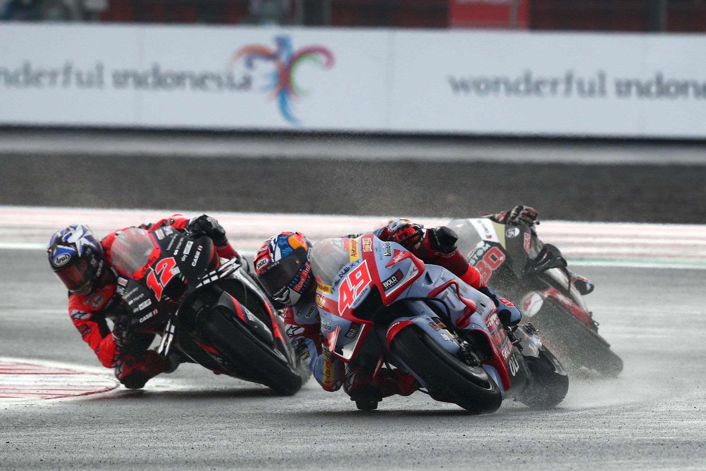 Fabio Di Giannantonio seguido por Maverick Viñales y Takaaki Nakagami