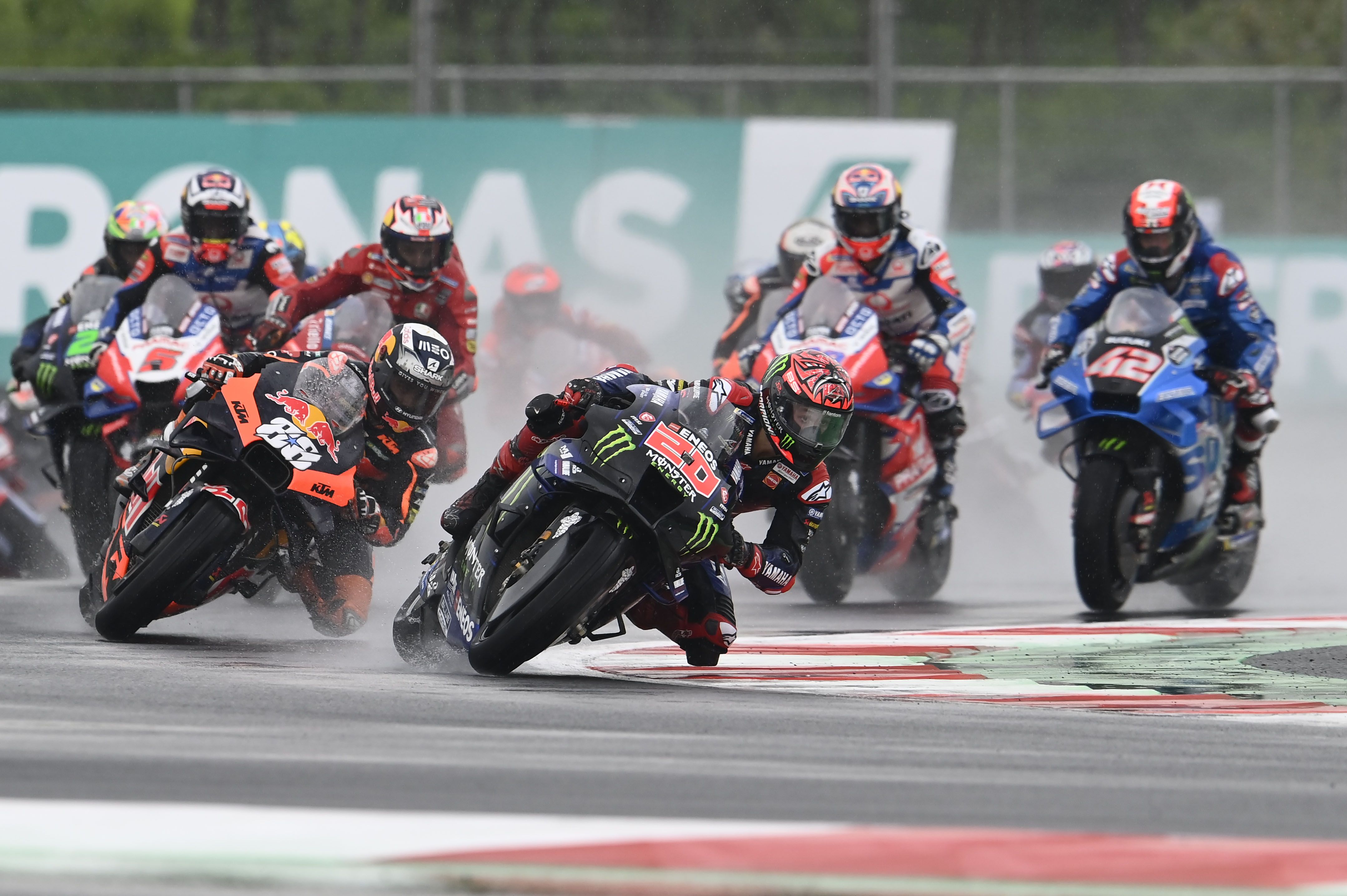 Fabio Quartararo comanda en la salida ante Miguel Oliveira
