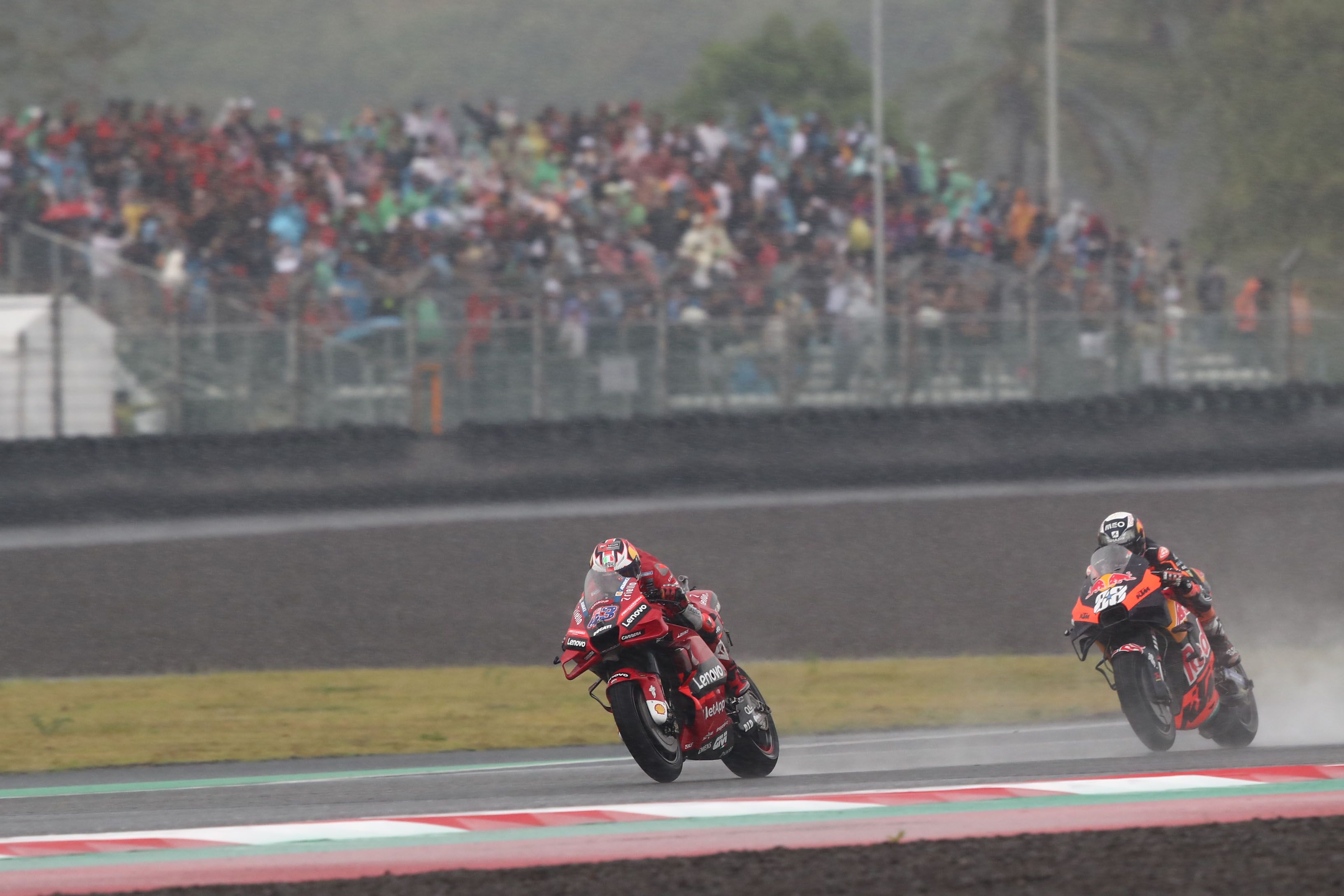 Jack Miller lidera la carrera seguido por Miguel Oliveira