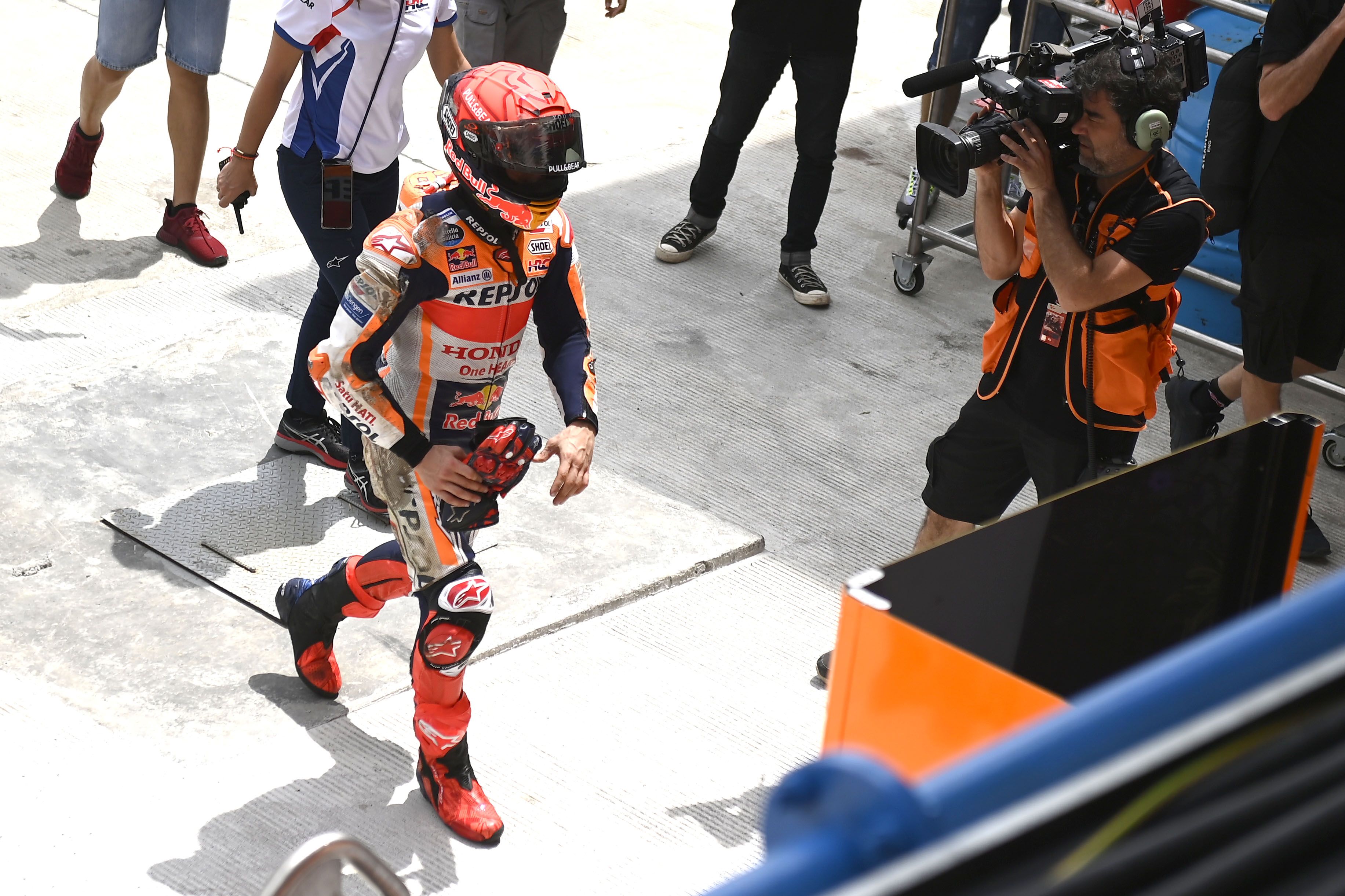 Marc Márquez entra en el box tras la caída que le dejó sin disputar la carrera