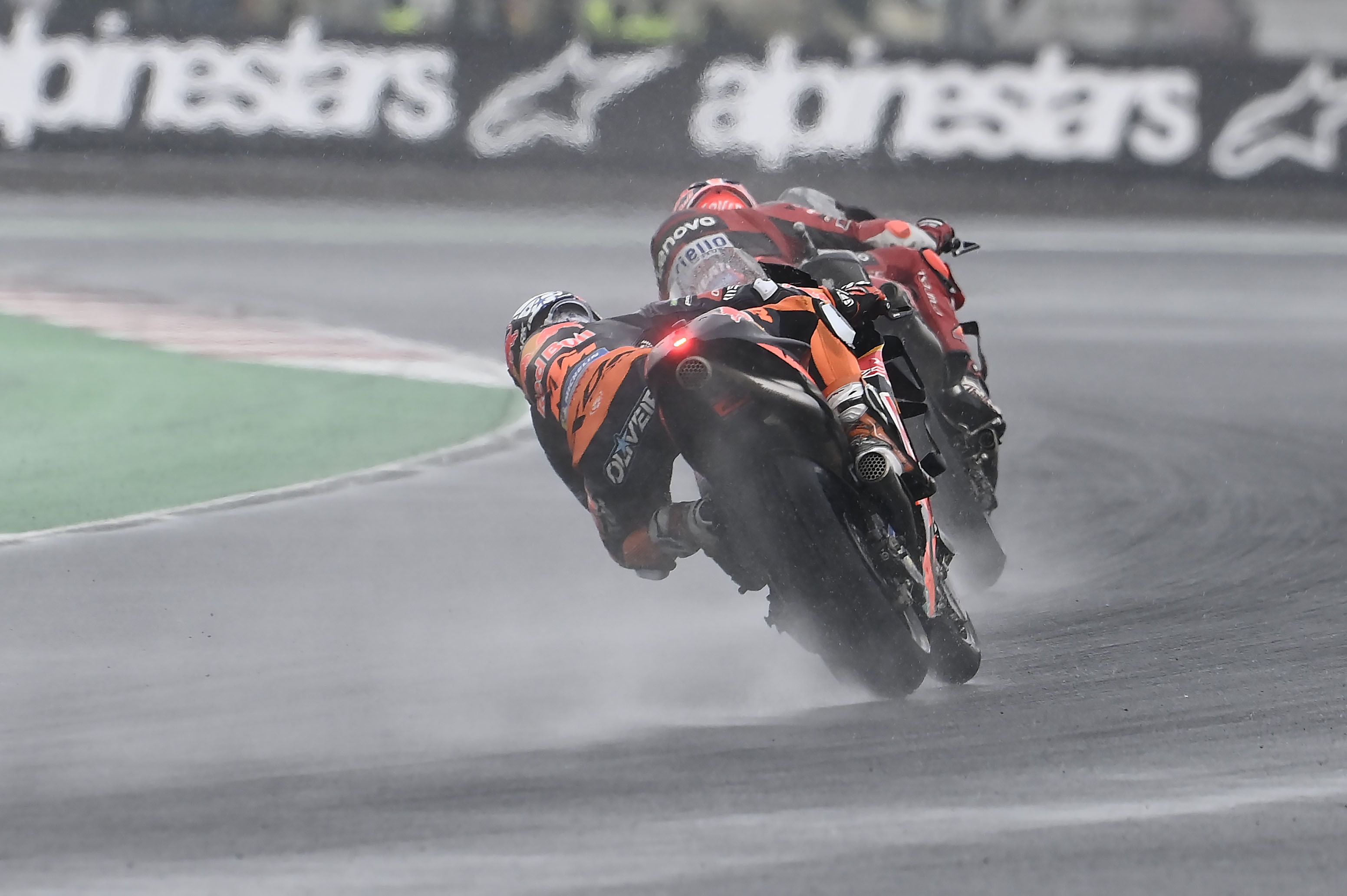 Miguel Oliveira persigue a Jack Miller