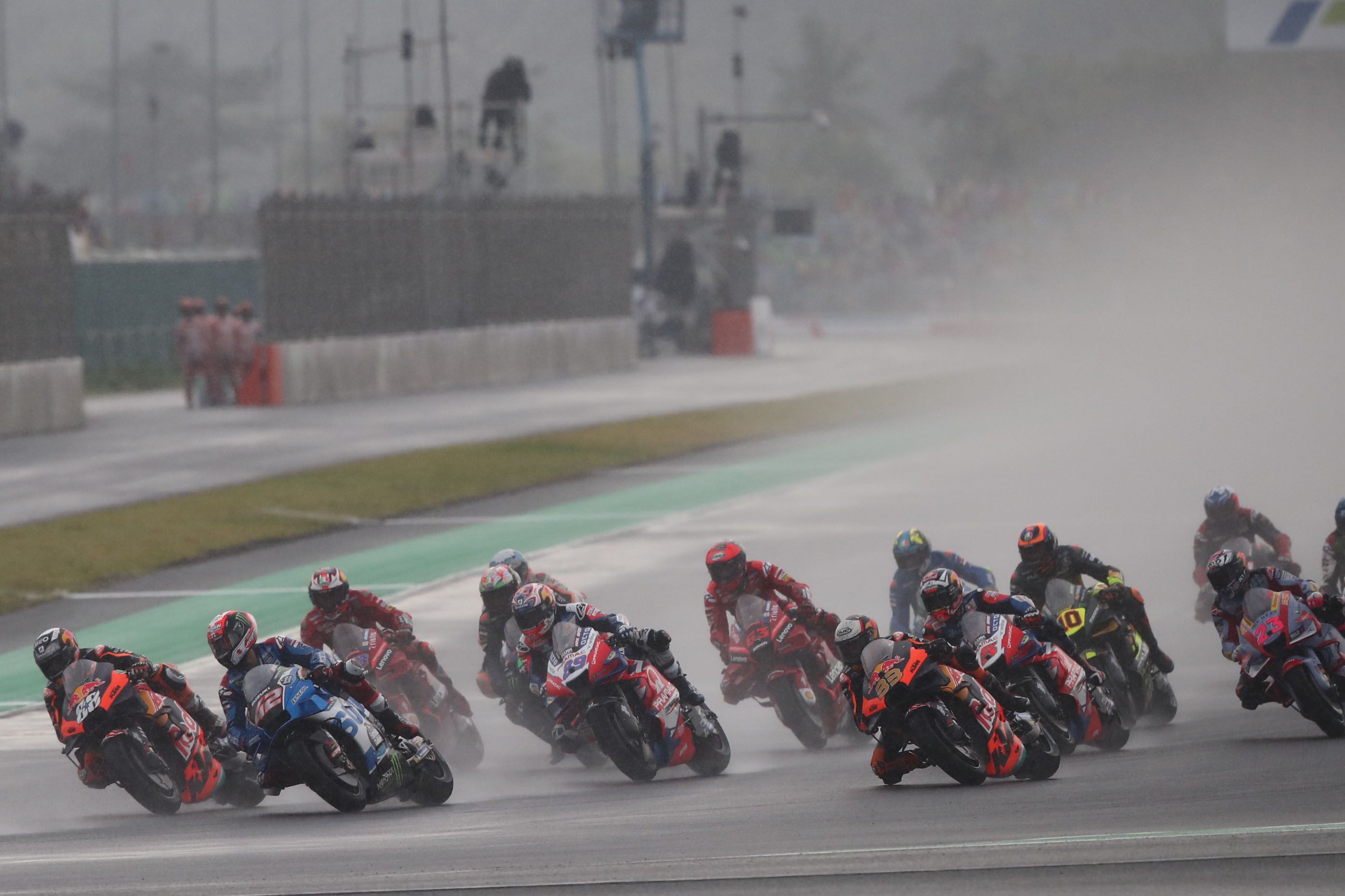 Miguel Oliveira supera a Álex Rins a inicio de carrera