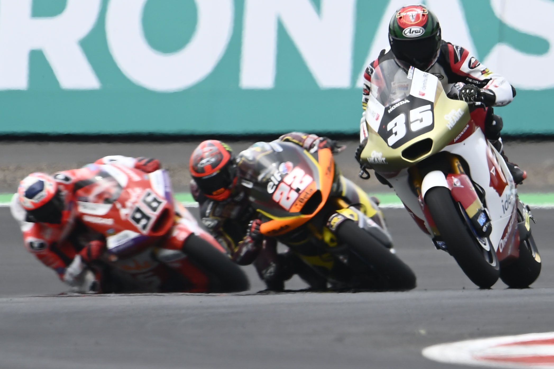 Somkiat Chantra seguido por Sam Lowes y Jake Dixon