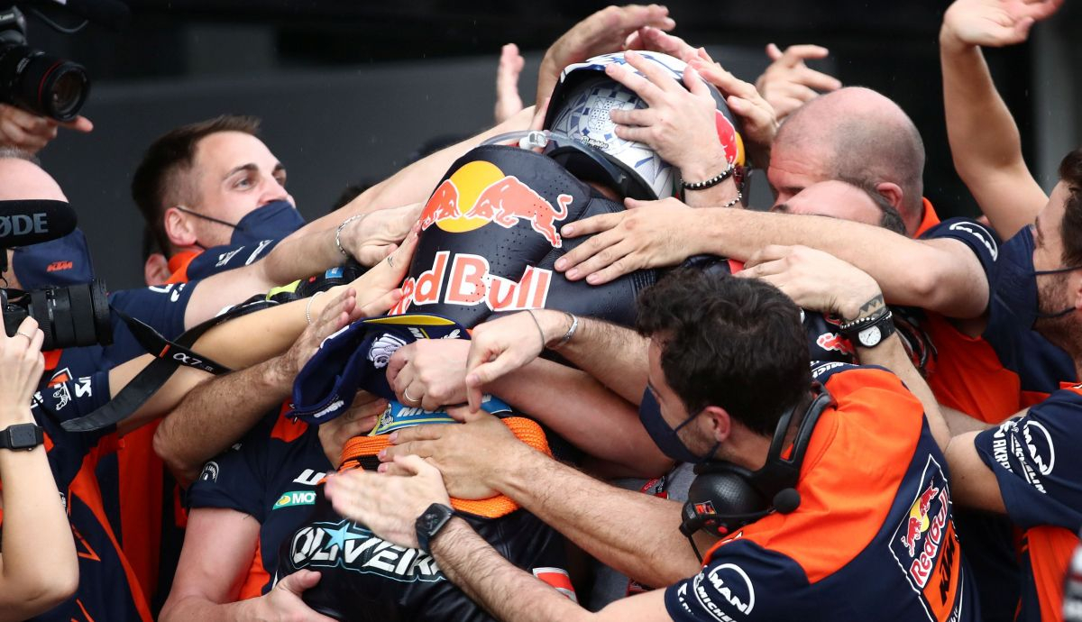 El Red Bull KTM Factory Racing celebra el triunfo de Miguel Oliveira en el GP de Indonesia de MotoGP 2022 El Red Bull KTM Factory Racing celebra el triunfo de Miguel Oliveira en el GP de Indonesia de MotoGP 2022