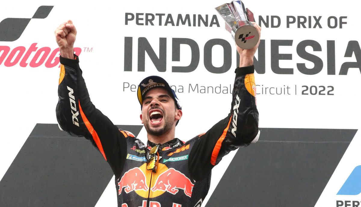 Miguel Oliveira en lo más alto del podio del GP de Indonesia de MotoGP 2022 Miguel Oliveira en lo más alto del podio del GP de Indonesia de MotoGP 2022